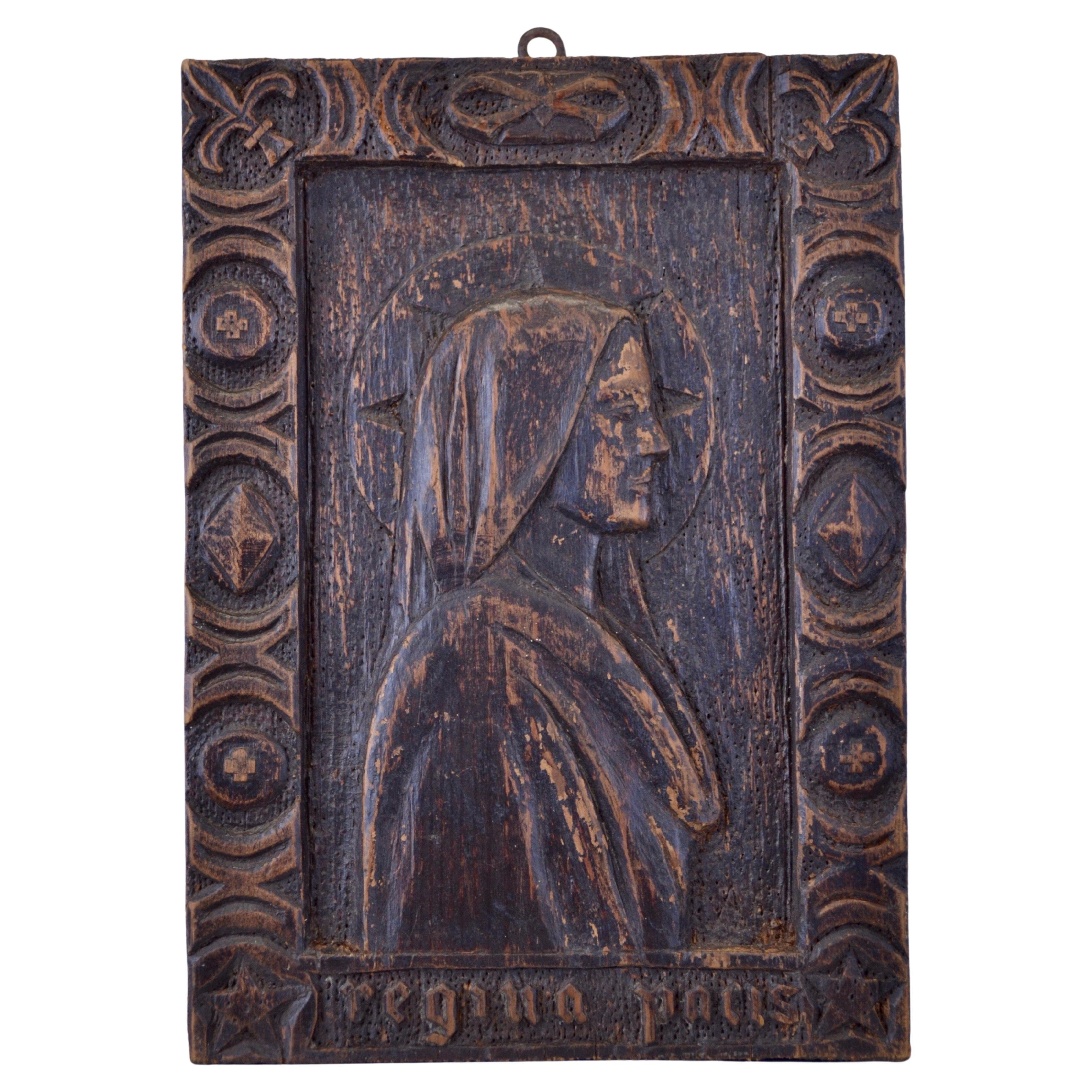 Bas-relief en bois de sapin sculpté avec le profil de la Vierge Marie - Italie - 1960 en vente