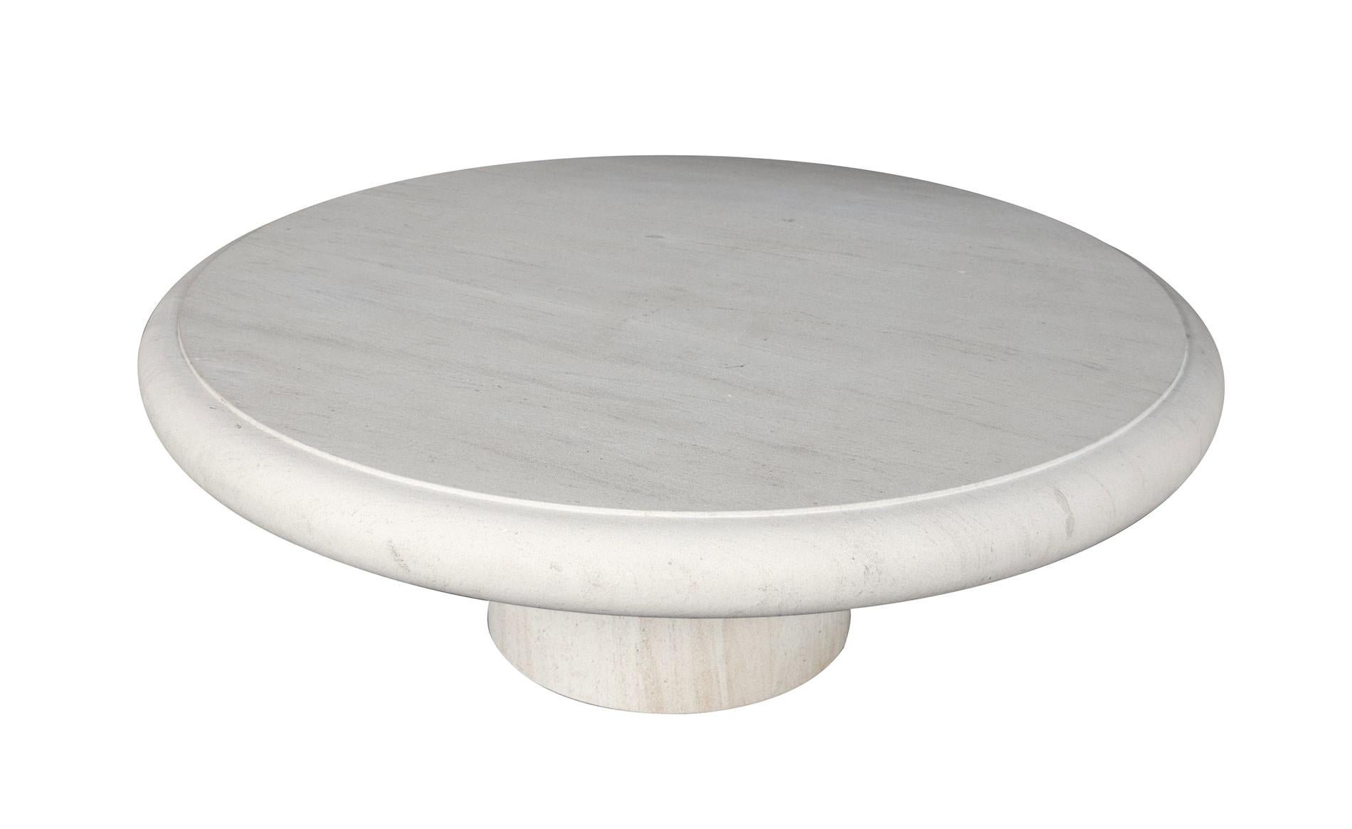 Fabriquée en France à partir de pierre calcaire française, la table se compose d'un épais plateau rond à bord arrondi et d'une base circulaire graduée. Neuve avec seulement une usure minimale attendue ; la table est idéale pour les projets