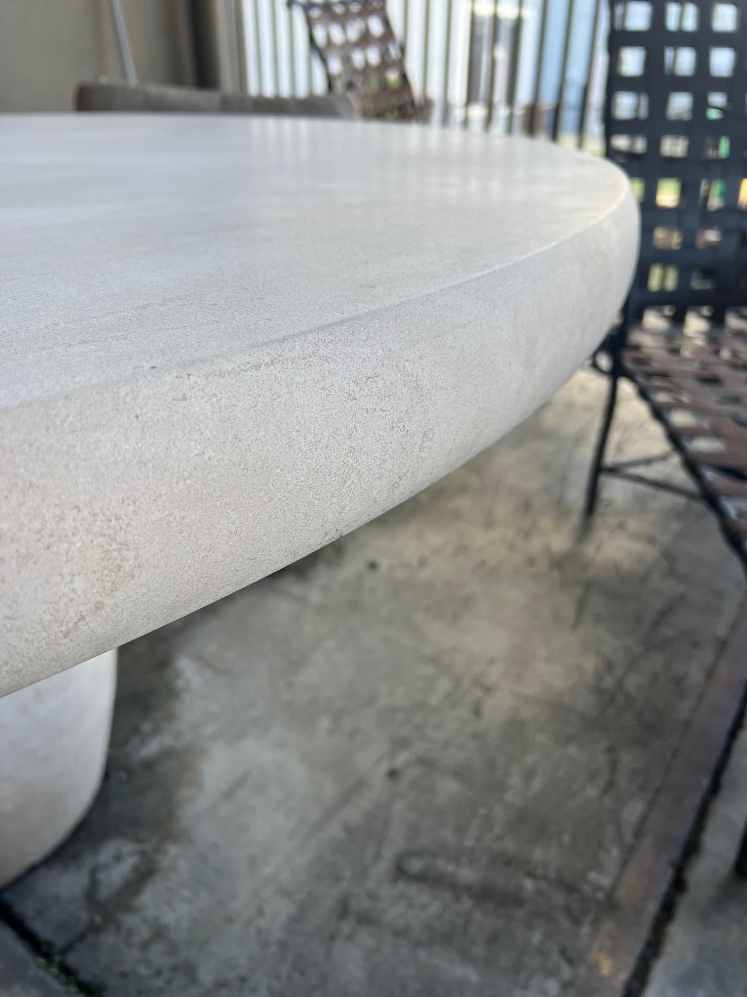 Runder geschnitzter französischer Ess-/Mitteltisch aus Kalkstein mit Fassförmigem Sockel (Moderne) im Angebot