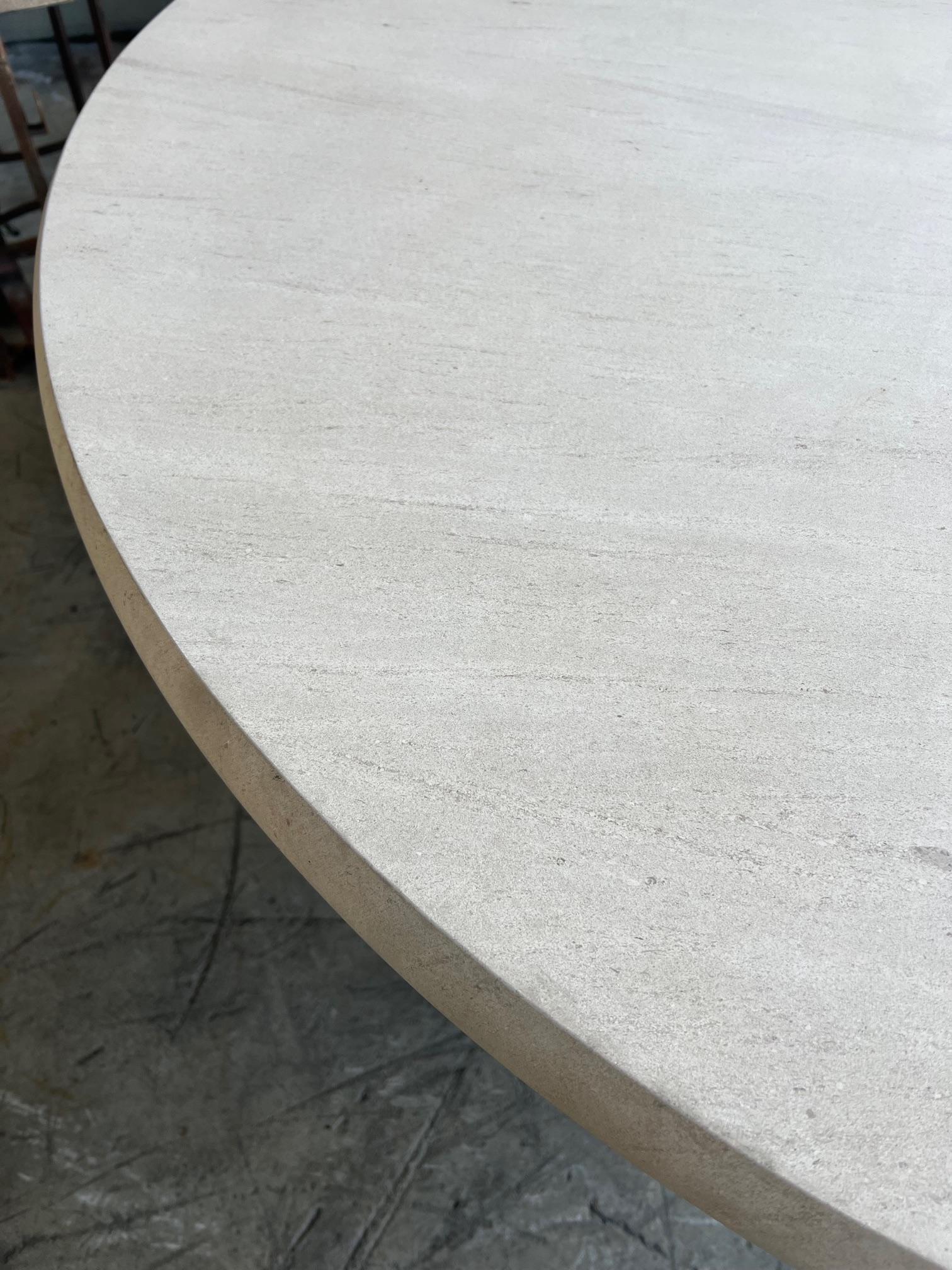 Français Table ronde de salle à manger/centre en pierre calcaire sculptée avec base en forme de tonneau en vente