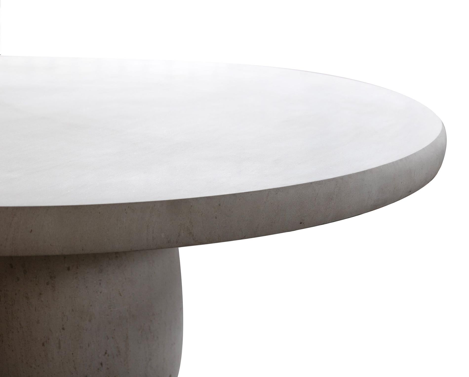 Sculpté Table ronde de salle à manger/centre en pierre calcaire sculptée avec base en forme de tonneau en vente
