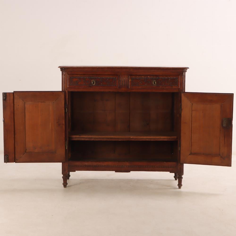 Ein geschnitzter Server aus französischer Eiche, um 1800. (Französisch) im Angebot