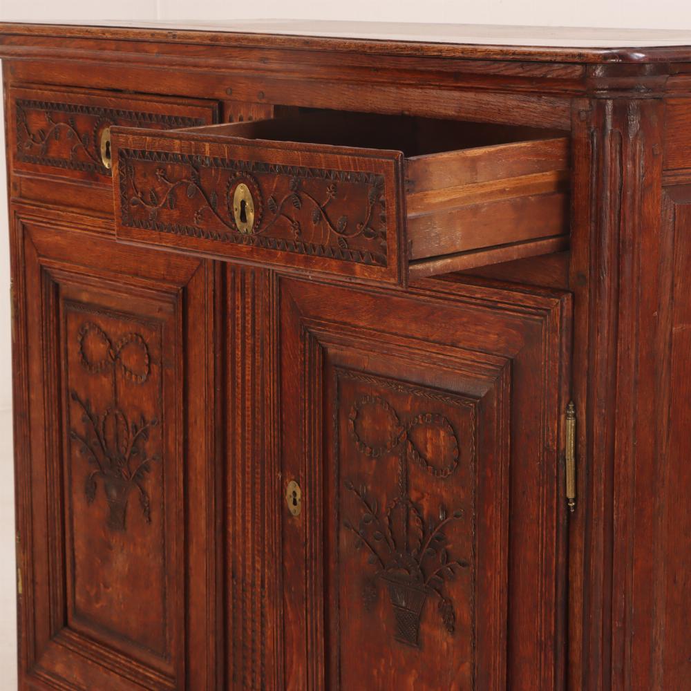 Ein geschnitzter Server aus französischer Eiche, um 1800. (Handgeschnitzt) im Angebot