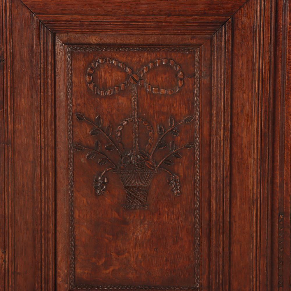 Ein geschnitzter Server aus französischer Eiche, um 1800. im Zustand „Gut“ im Angebot in Philadelphia, PA