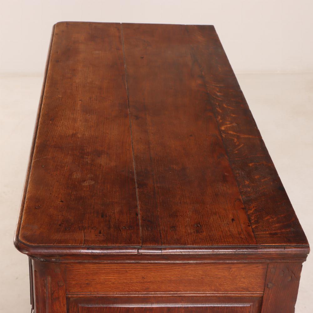 Ein geschnitzter Server aus französischer Eiche, um 1800. (Eichenholz) im Angebot