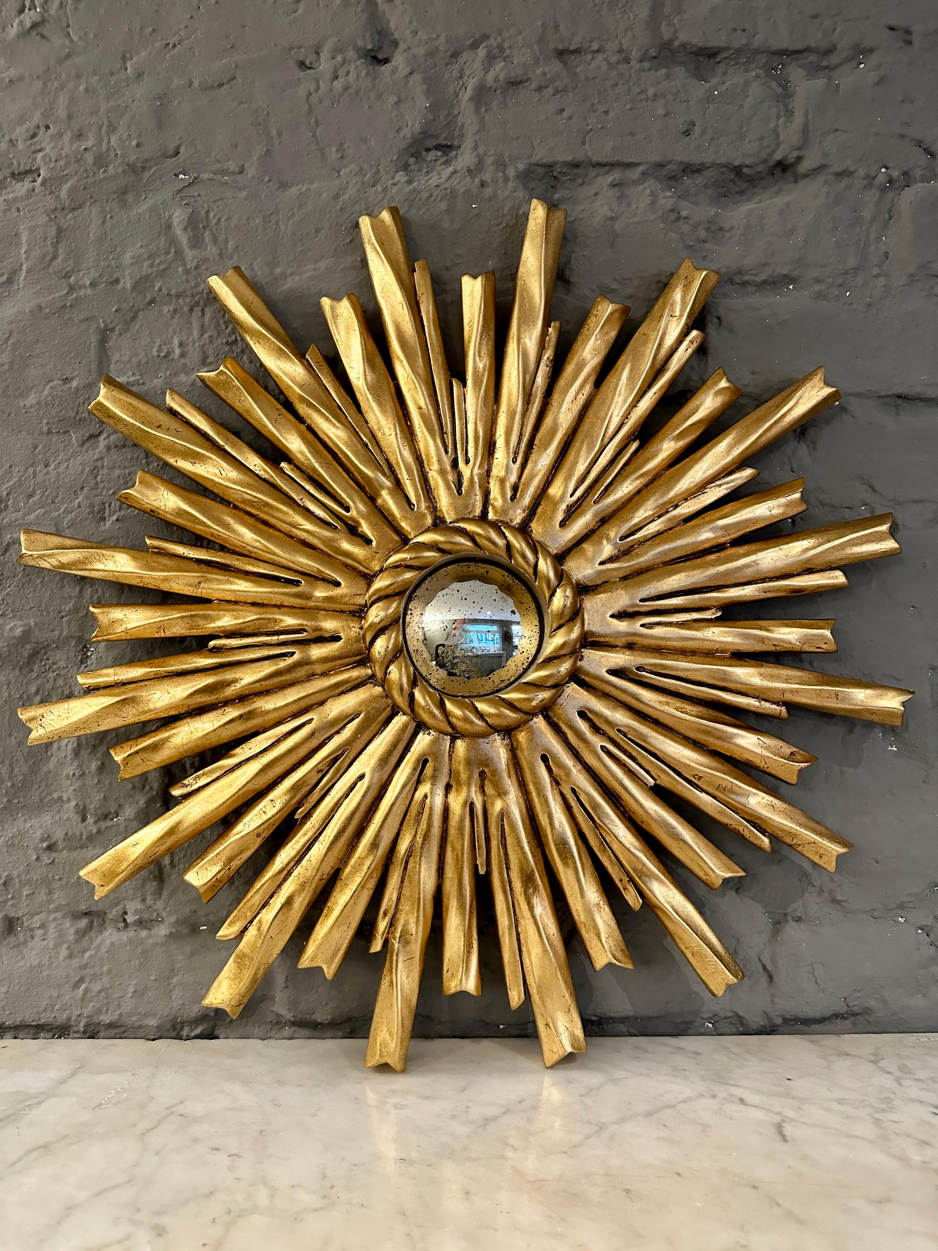 A Carved Giltwood Sunburst Mirror  In Good Condition For Sale In London, GB