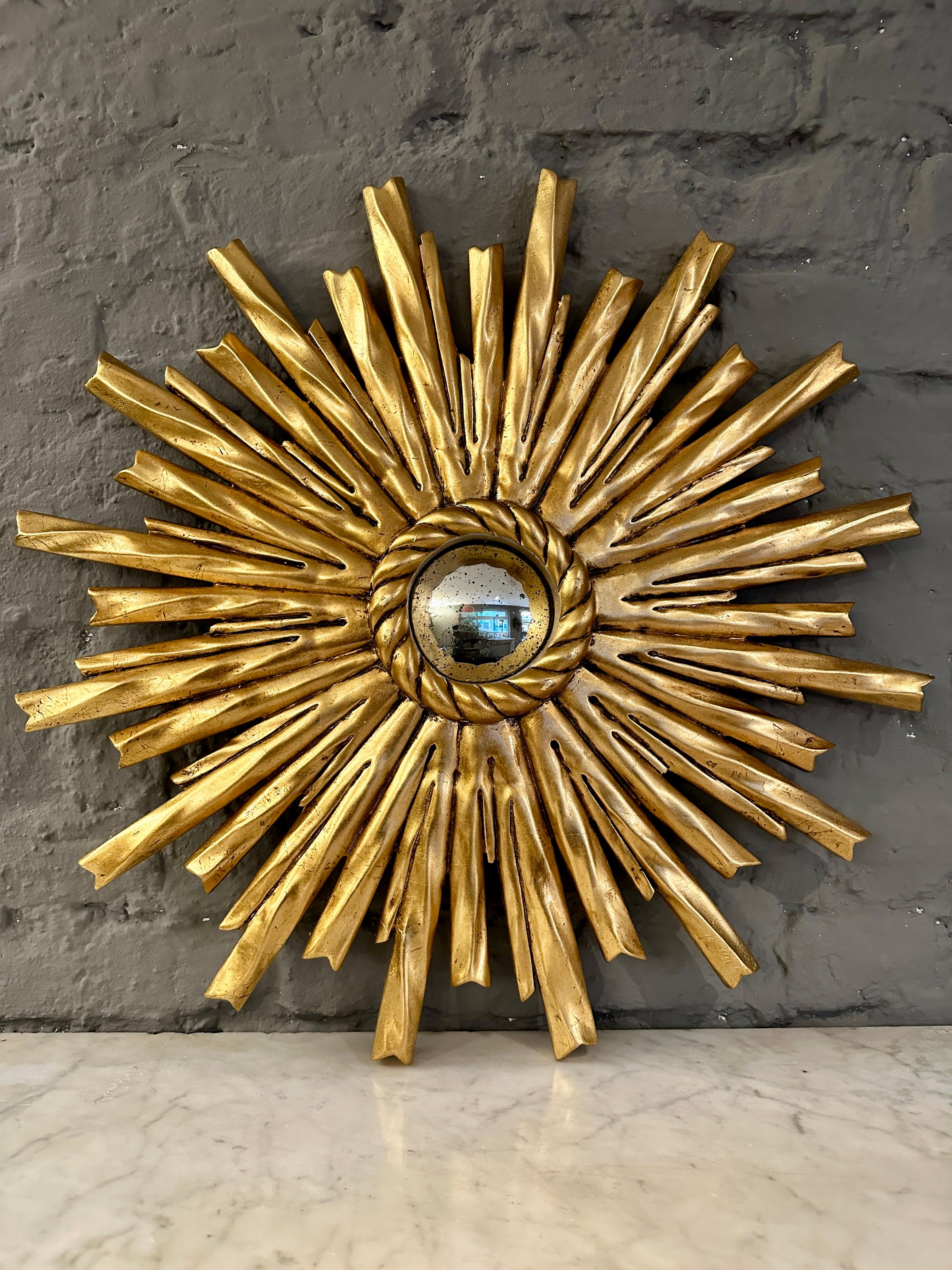 Geschnitzter Sonnenschliff-Spiegel aus Giltwood  (21. Jahrhundert und zeitgenössisch) im Angebot