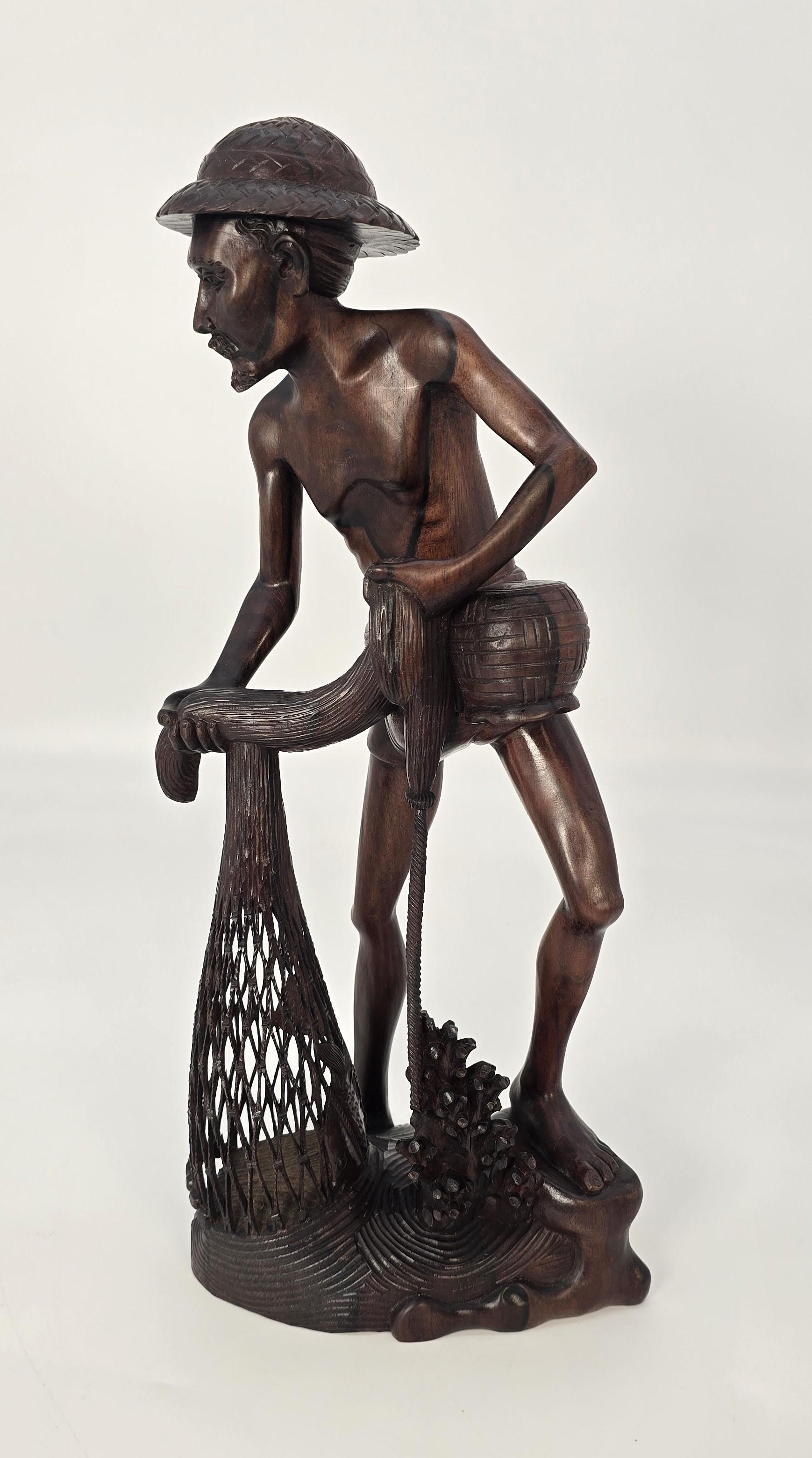 Geschnitzte Hartholzfigur eines Fischers um 1900 im Angebot 3