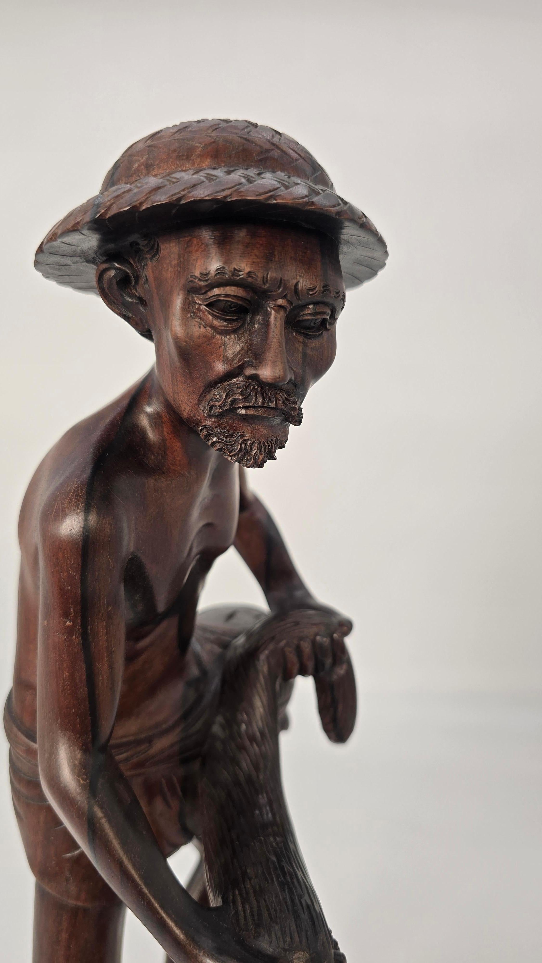 Geschnitzte Hartholzfigur eines Fischers um 1900 im Angebot 4