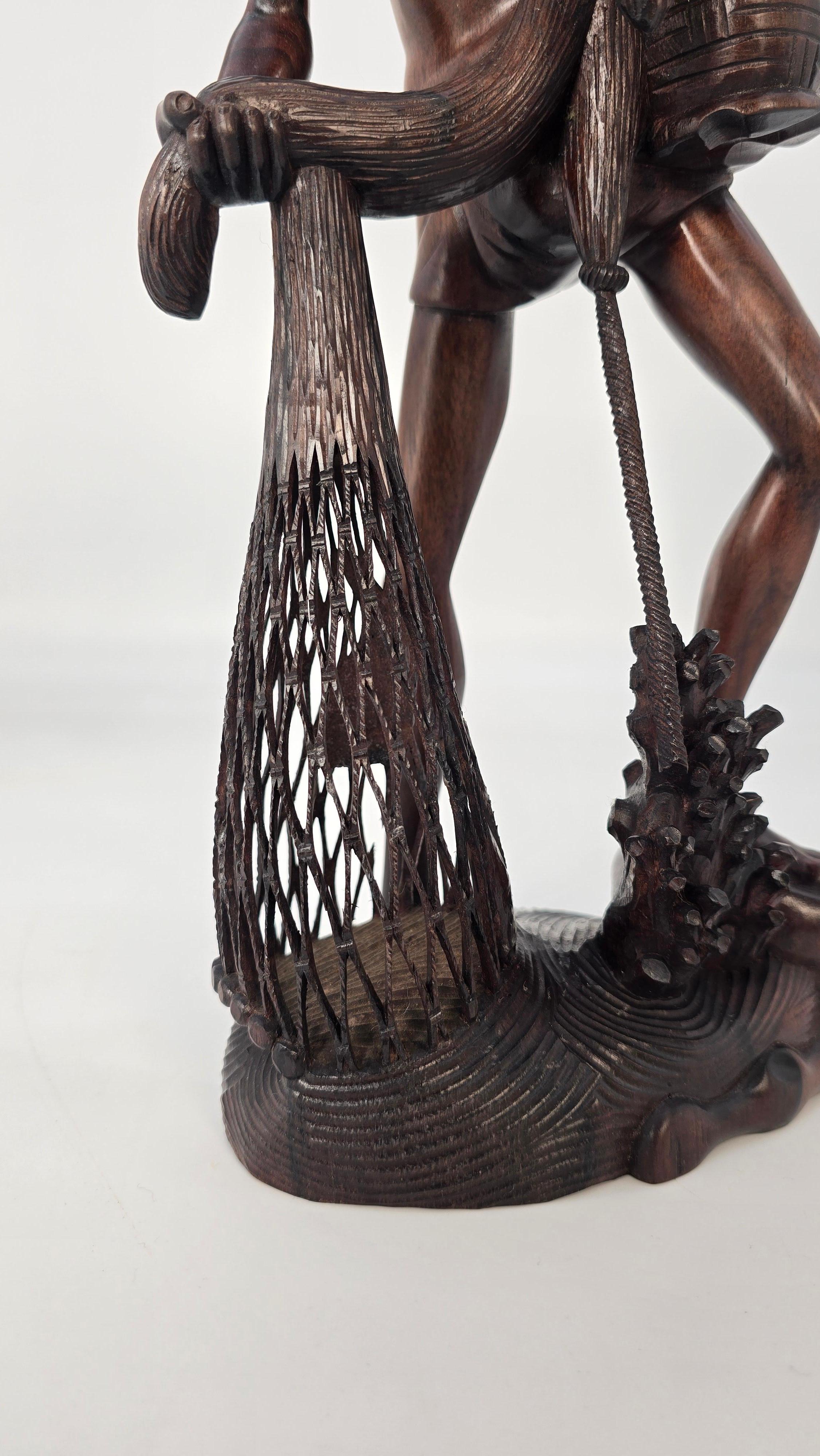 Geschnitzte Hartholzfigur eines Fischers um 1900 im Angebot 5