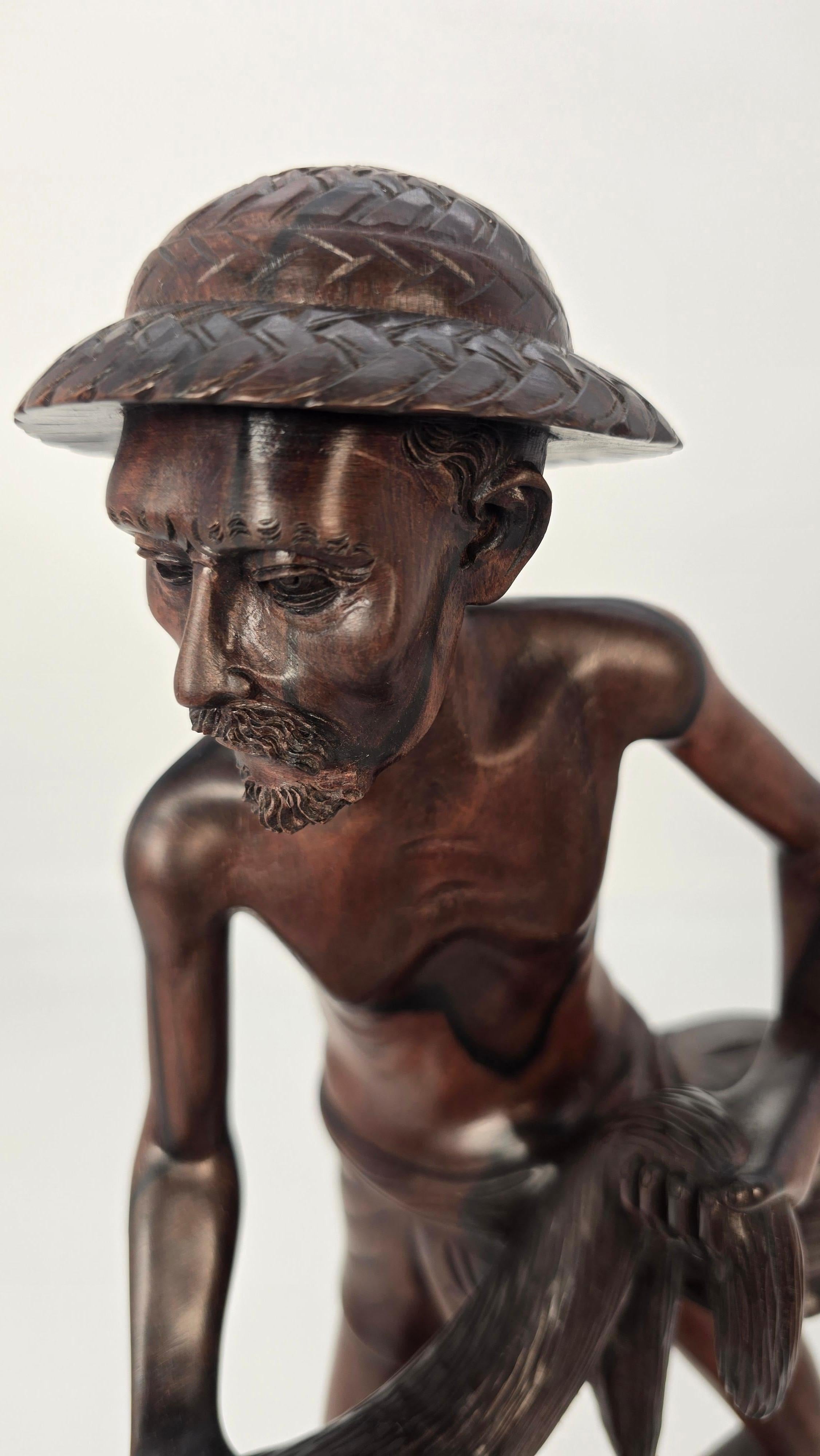 Geschnitzte Hartholzfigur eines Fischers um 1900 im Angebot 7