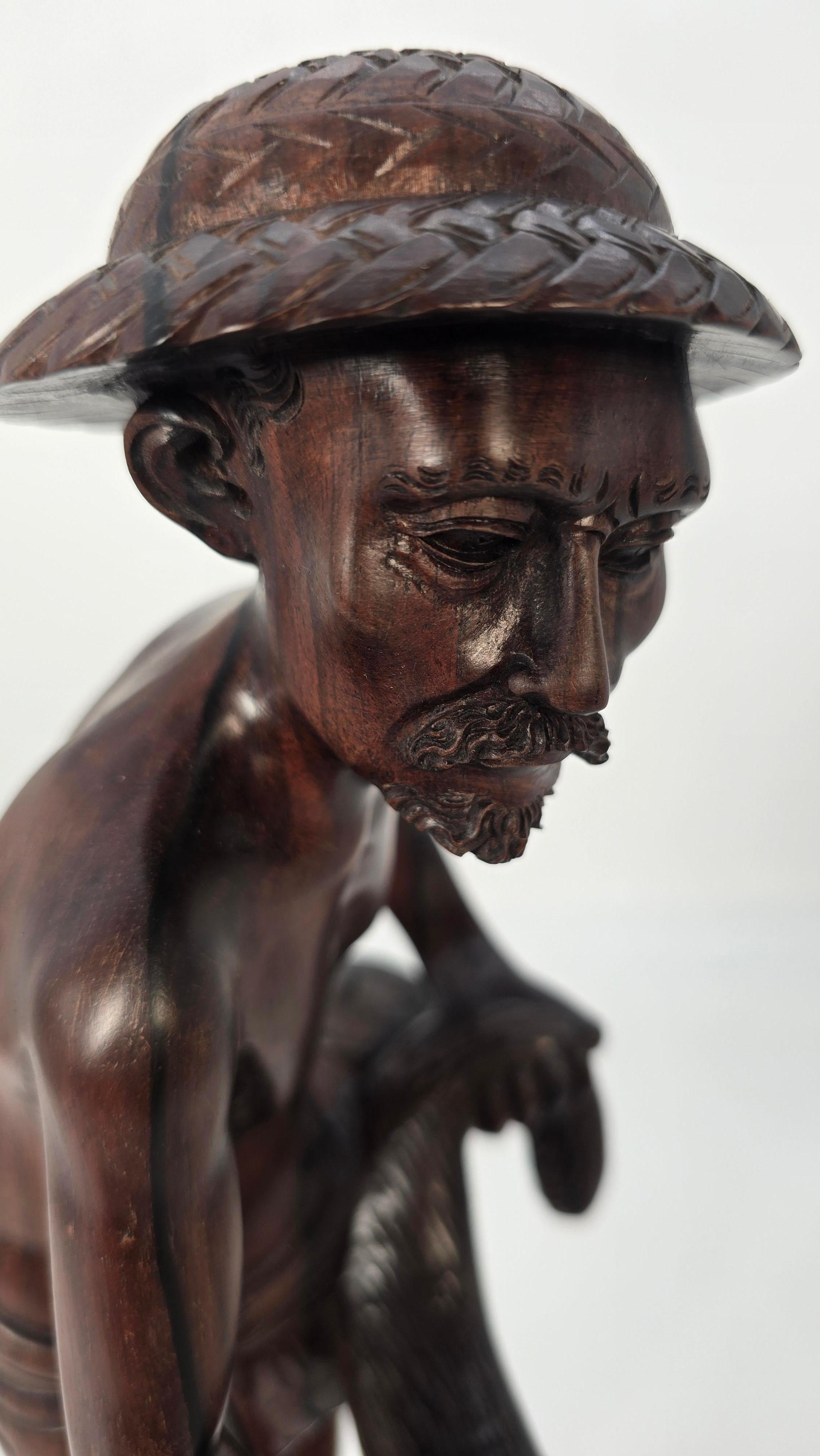 Geschnitzte Hartholzfigur eines Fischers um 1900 im Angebot 8