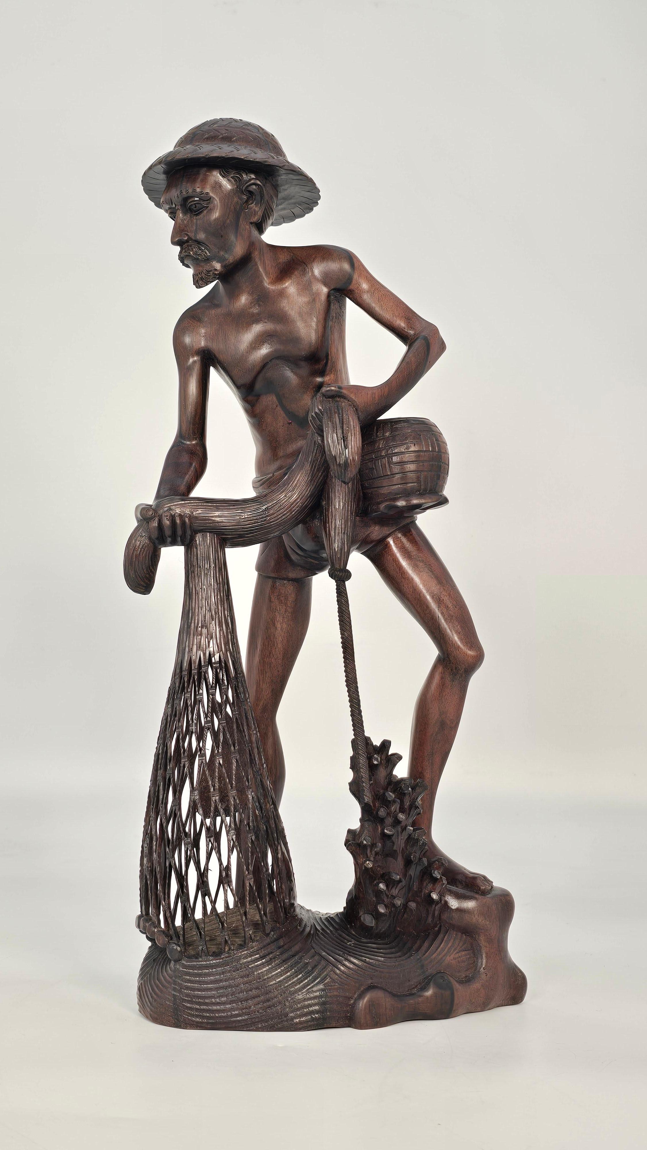 Diese außergewöhnliche balinesische Figur aus dichtem Hartholz ist eine erstaunliche Skulptur, die mit unglaublichem Geschick aus einem einzigen Stück Holz handgeschnitzt wurde. Diese Arbeit ähnelt in ihren geschnitzten Details sehr einem guten