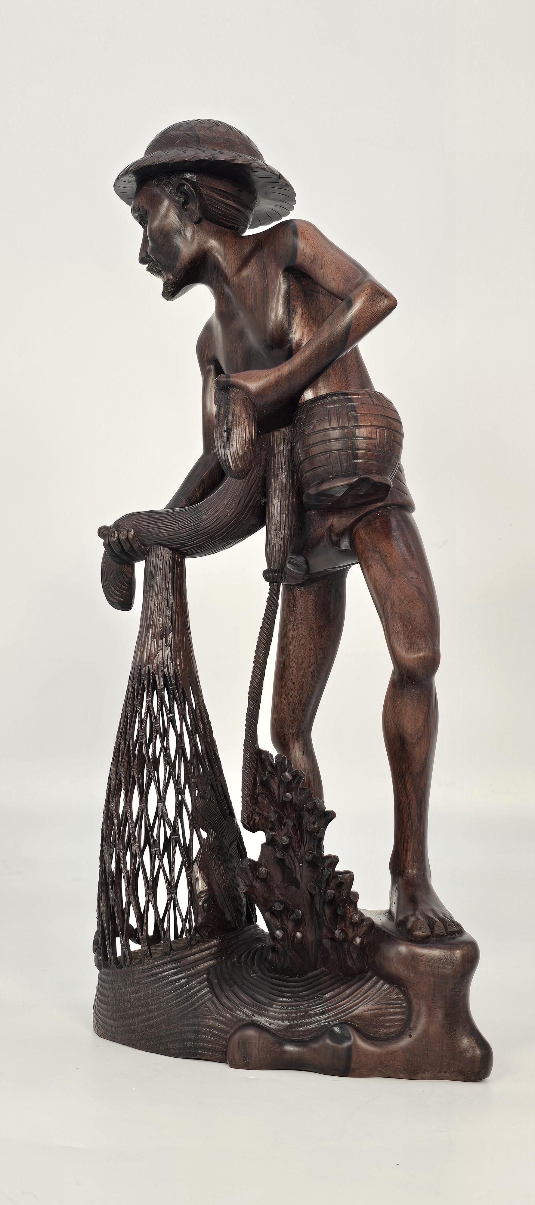 Geschnitzte Hartholzfigur eines Fischers um 1900 (Volkskunst) im Angebot