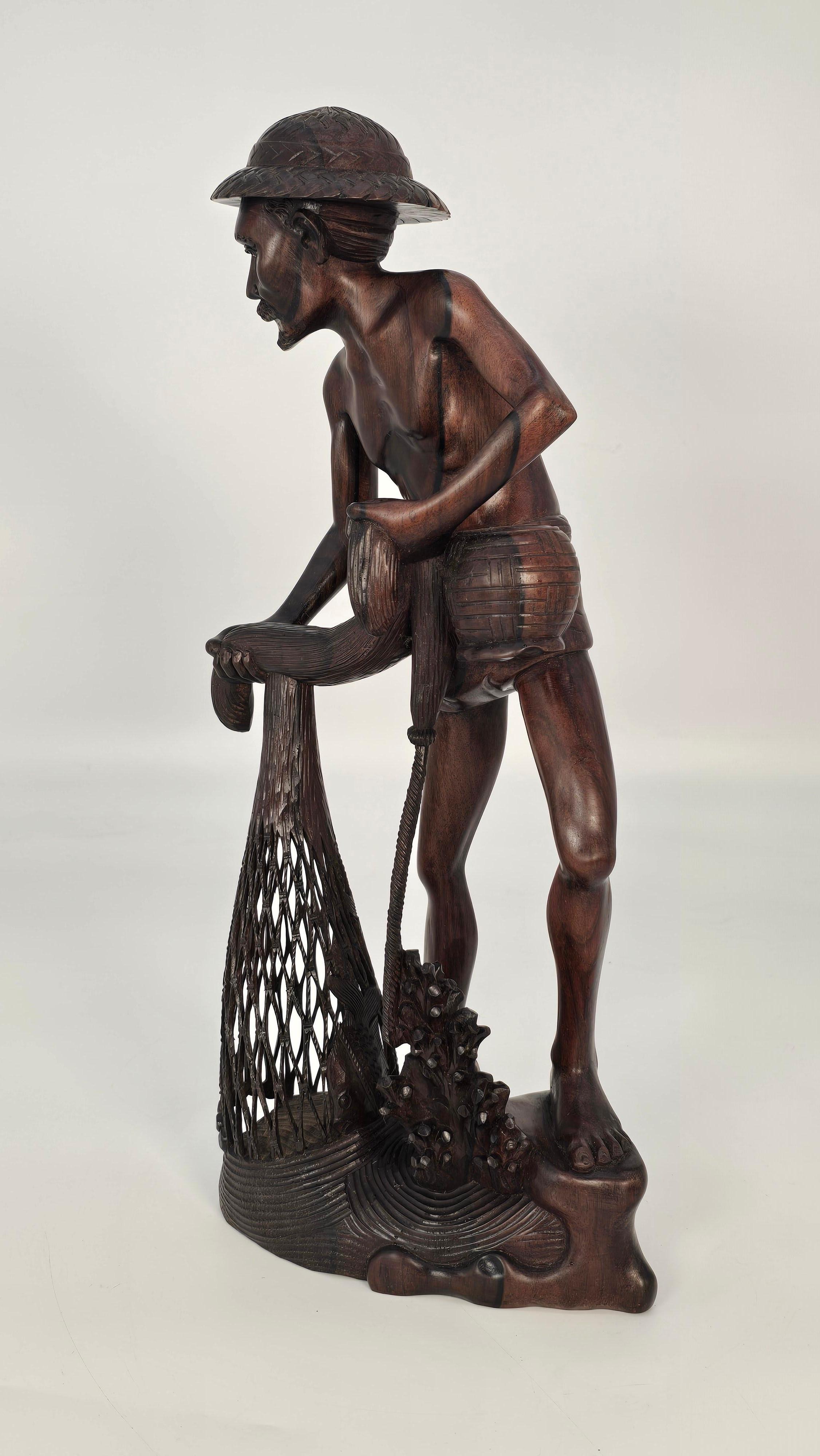 Geschnitzte Hartholzfigur eines Fischers um 1900 (Balinesisch) im Angebot