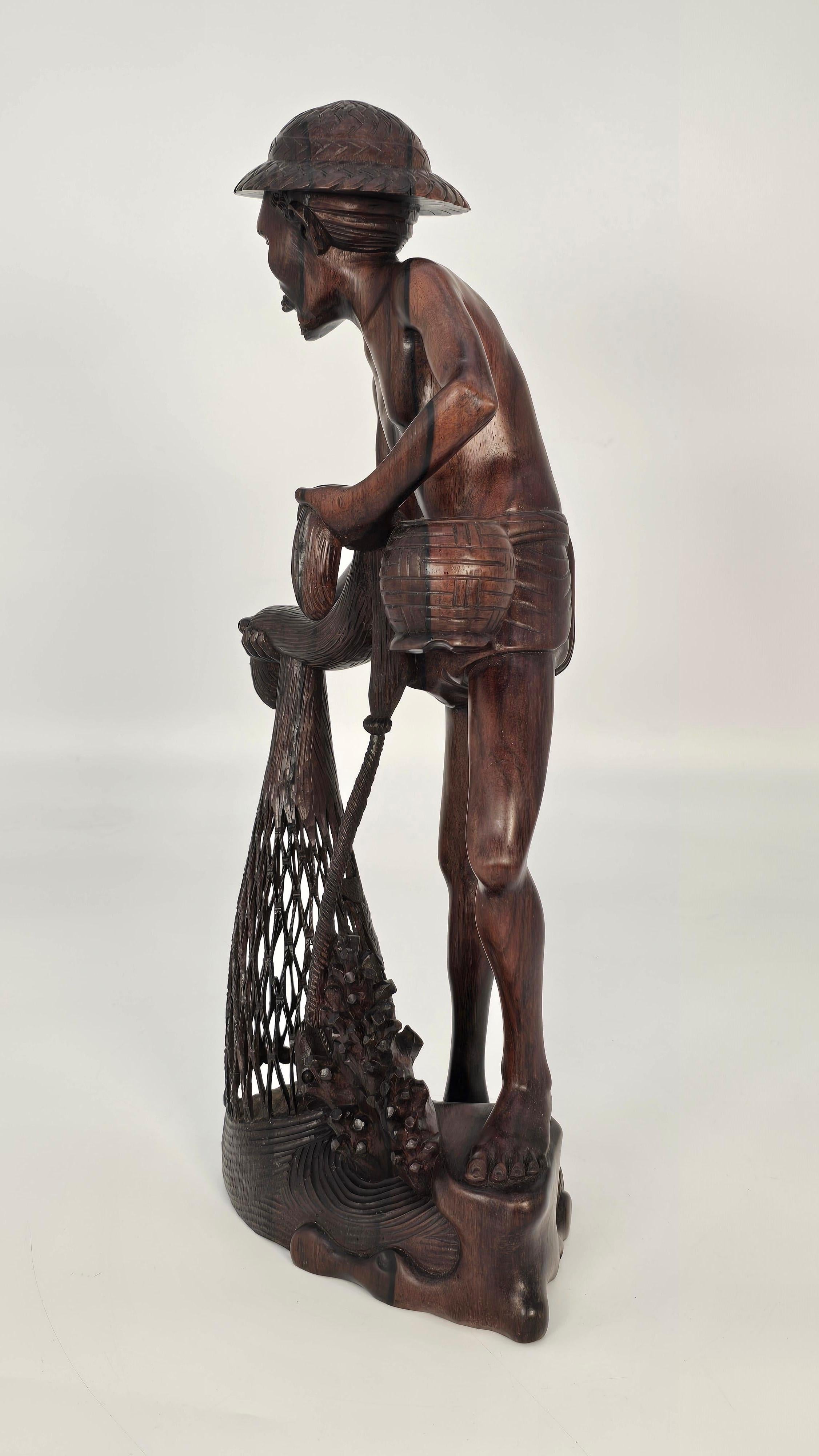 Geschnitzte Hartholzfigur eines Fischers um 1900 (Handgeschnitzt) im Angebot