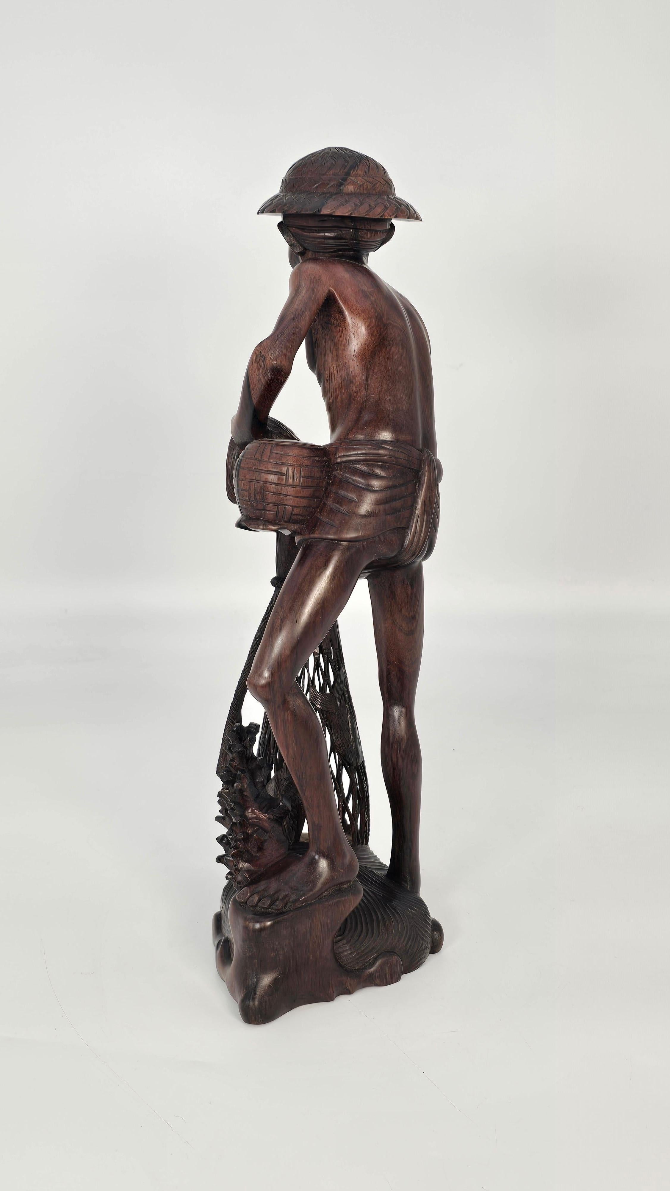 Geschnitzte Hartholzfigur eines Fischers um 1900 (20. Jahrhundert) im Angebot