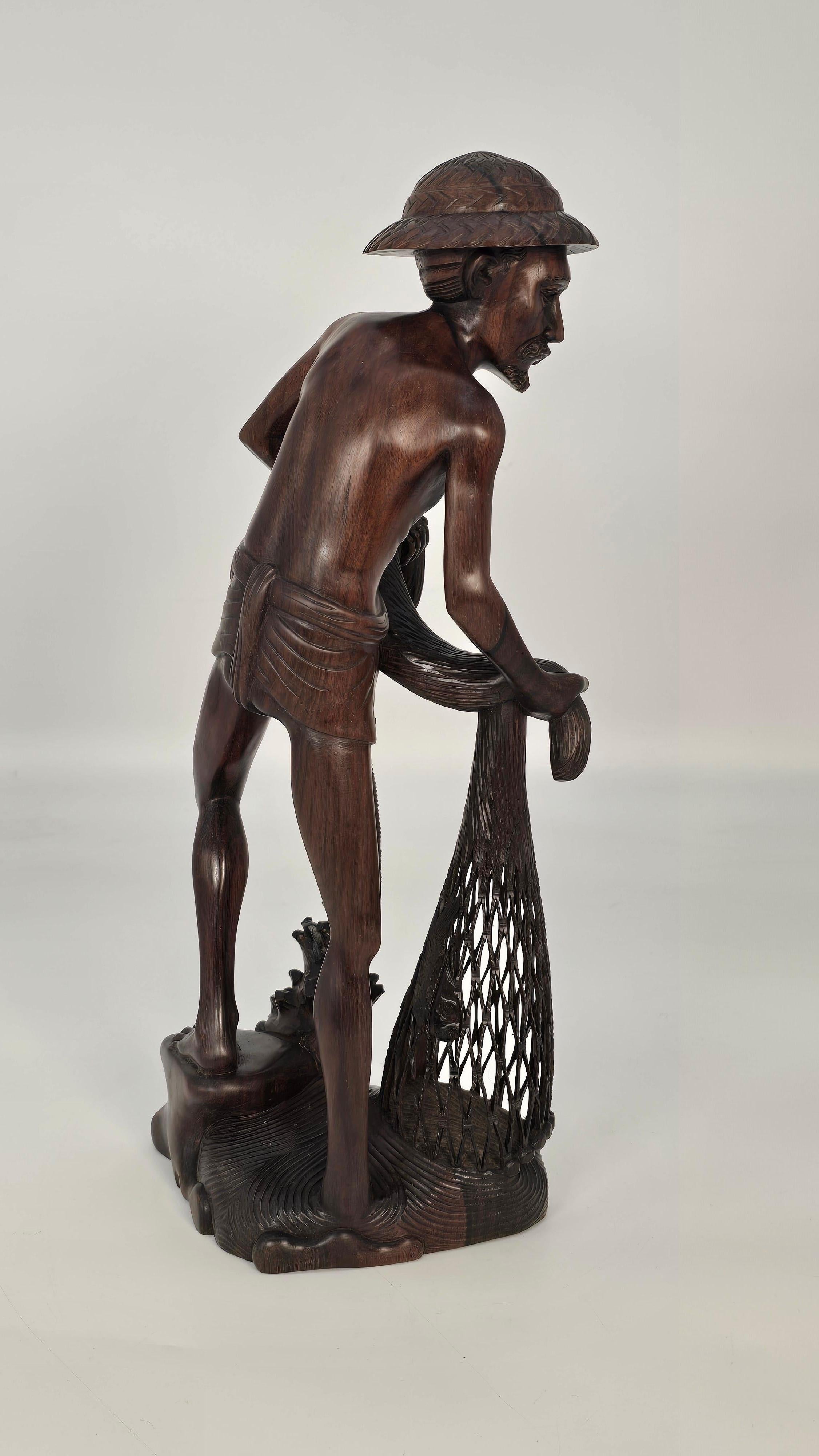 Geschnitzte Hartholzfigur eines Fischers um 1900 im Angebot 2