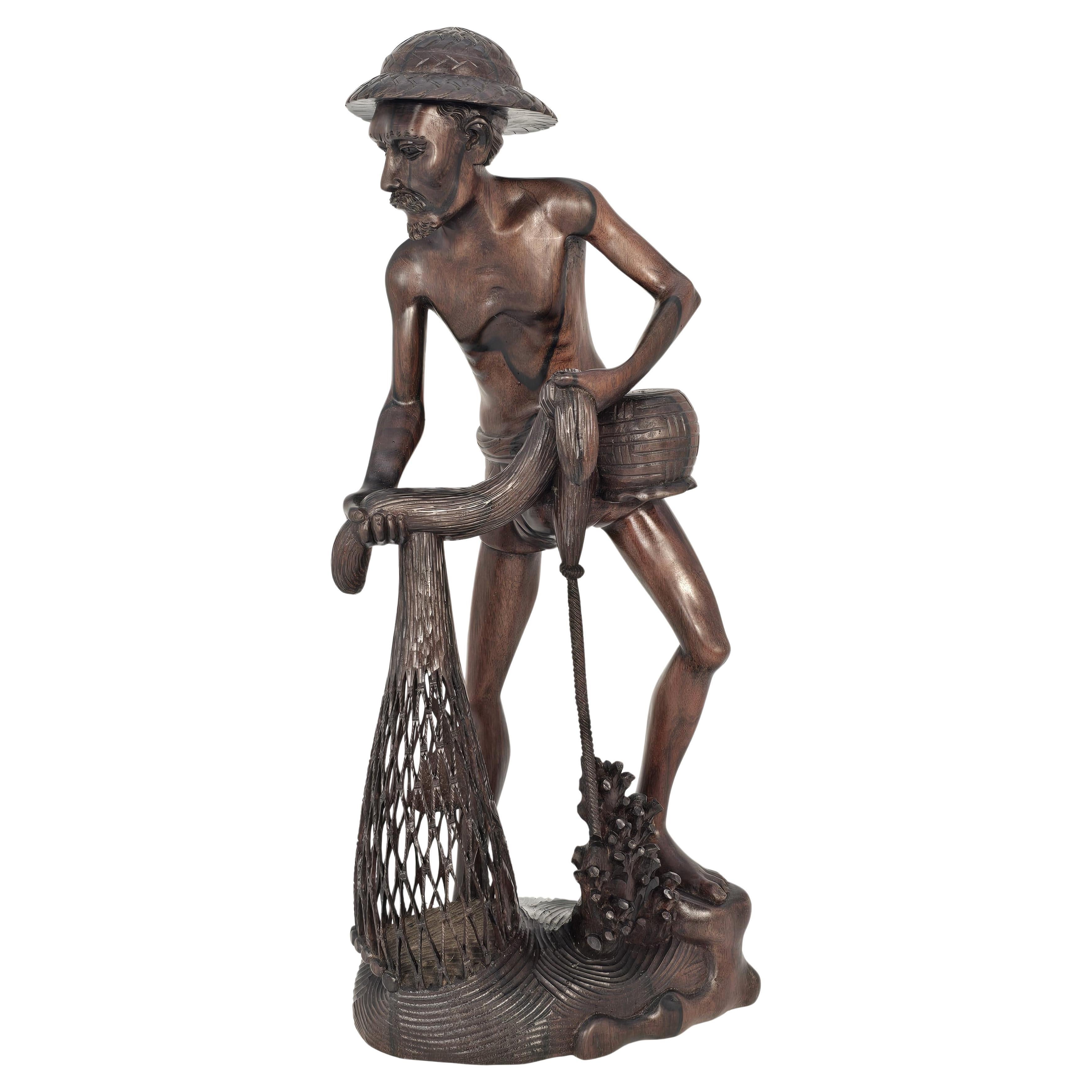 Geschnitzte Hartholzfigur eines Fischers um 1900 im Angebot