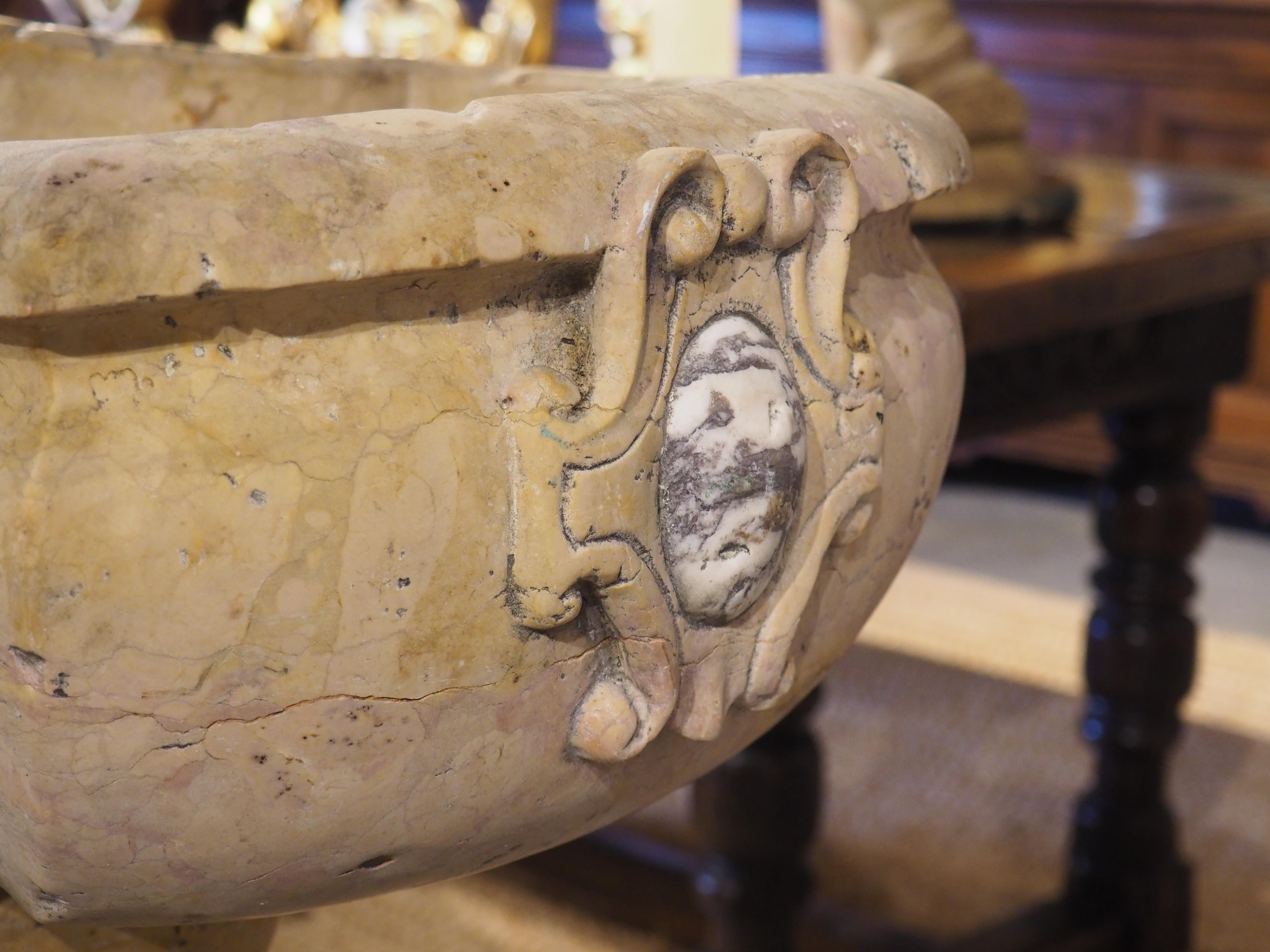 Un'acquasantiera in marmo Giallo Reale Rosato intagliata in vendita 3