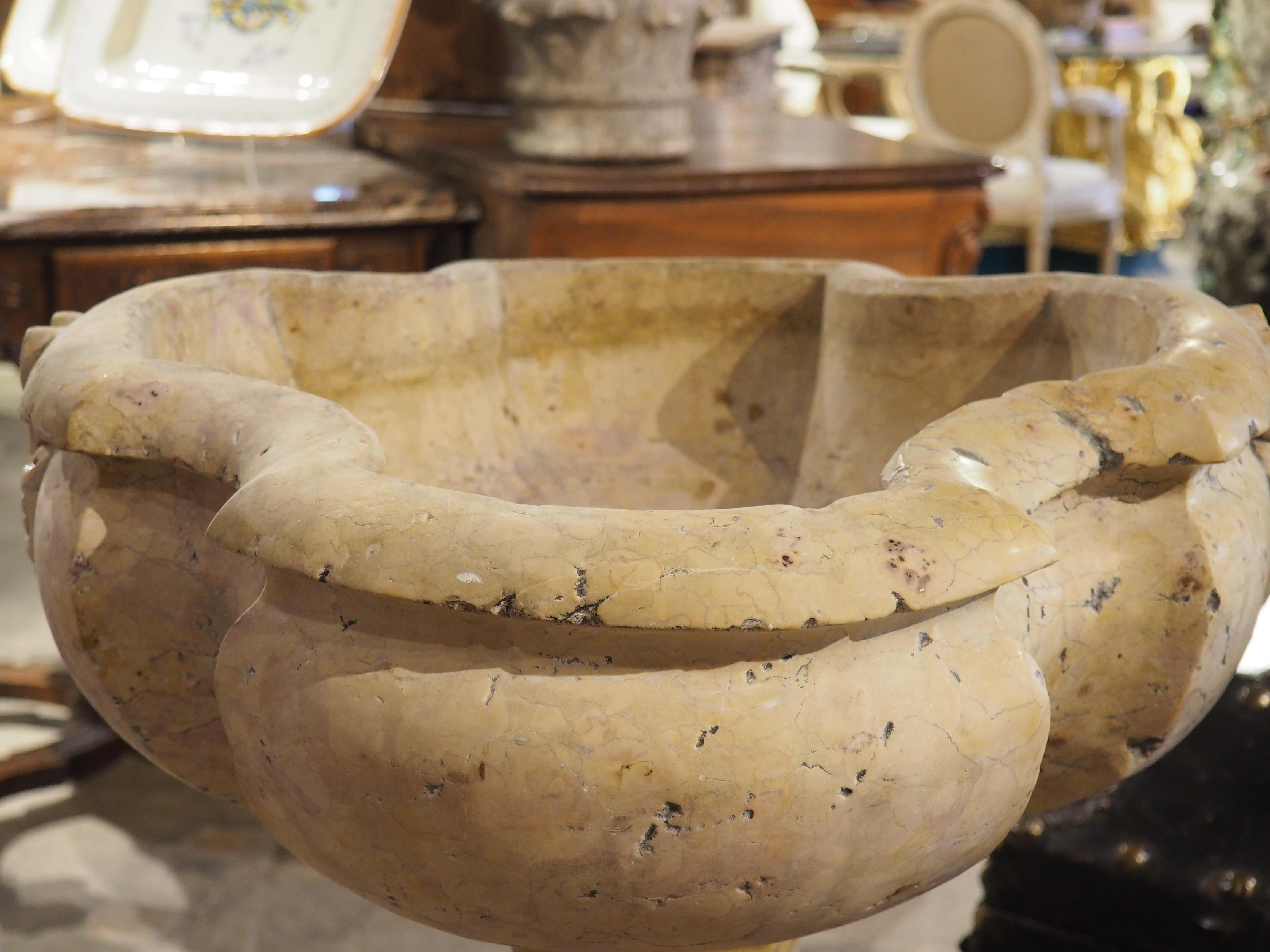 Un'acquasantiera in marmo Giallo Reale Rosato intagliata in vendita 7