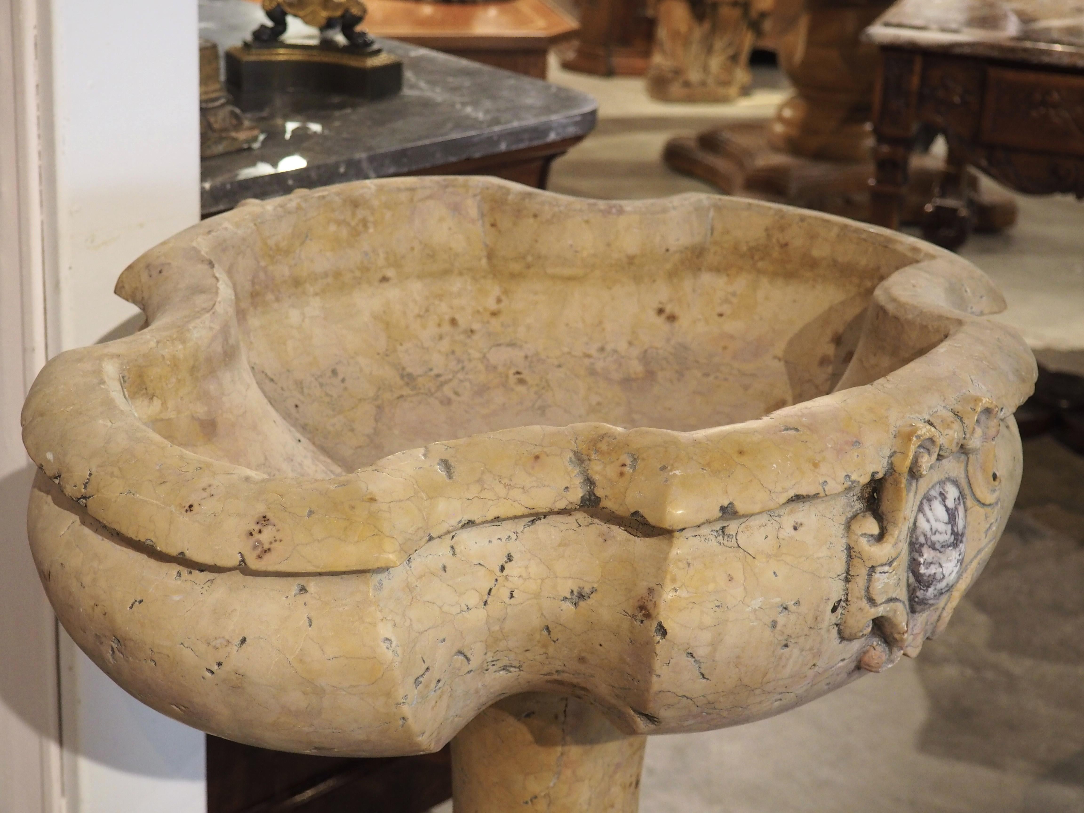 Un'acquasantiera in marmo Giallo Reale Rosato intagliata in vendita 9