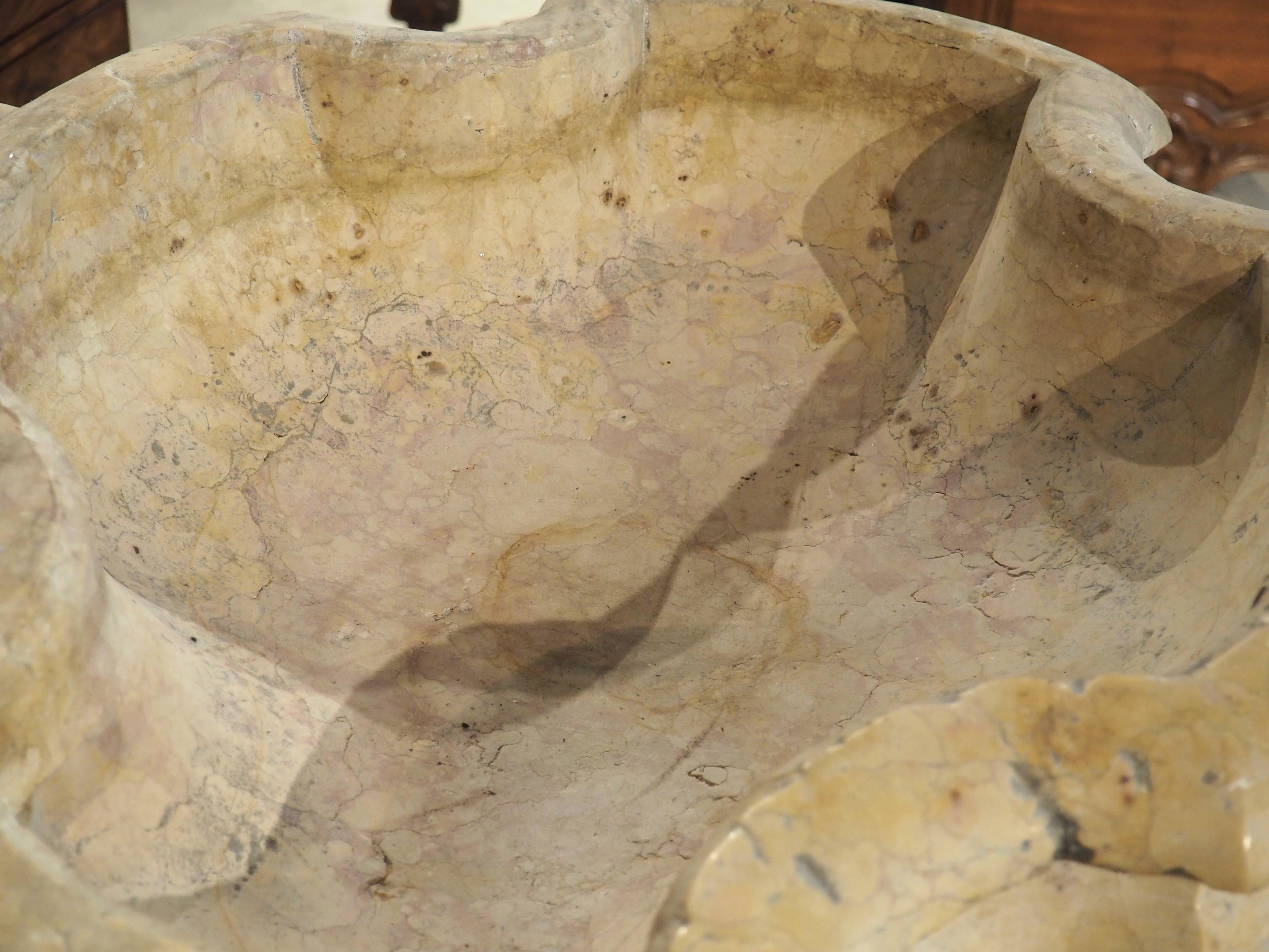 Un'acquasantiera in marmo Giallo Reale Rosato intagliata in vendita 10
