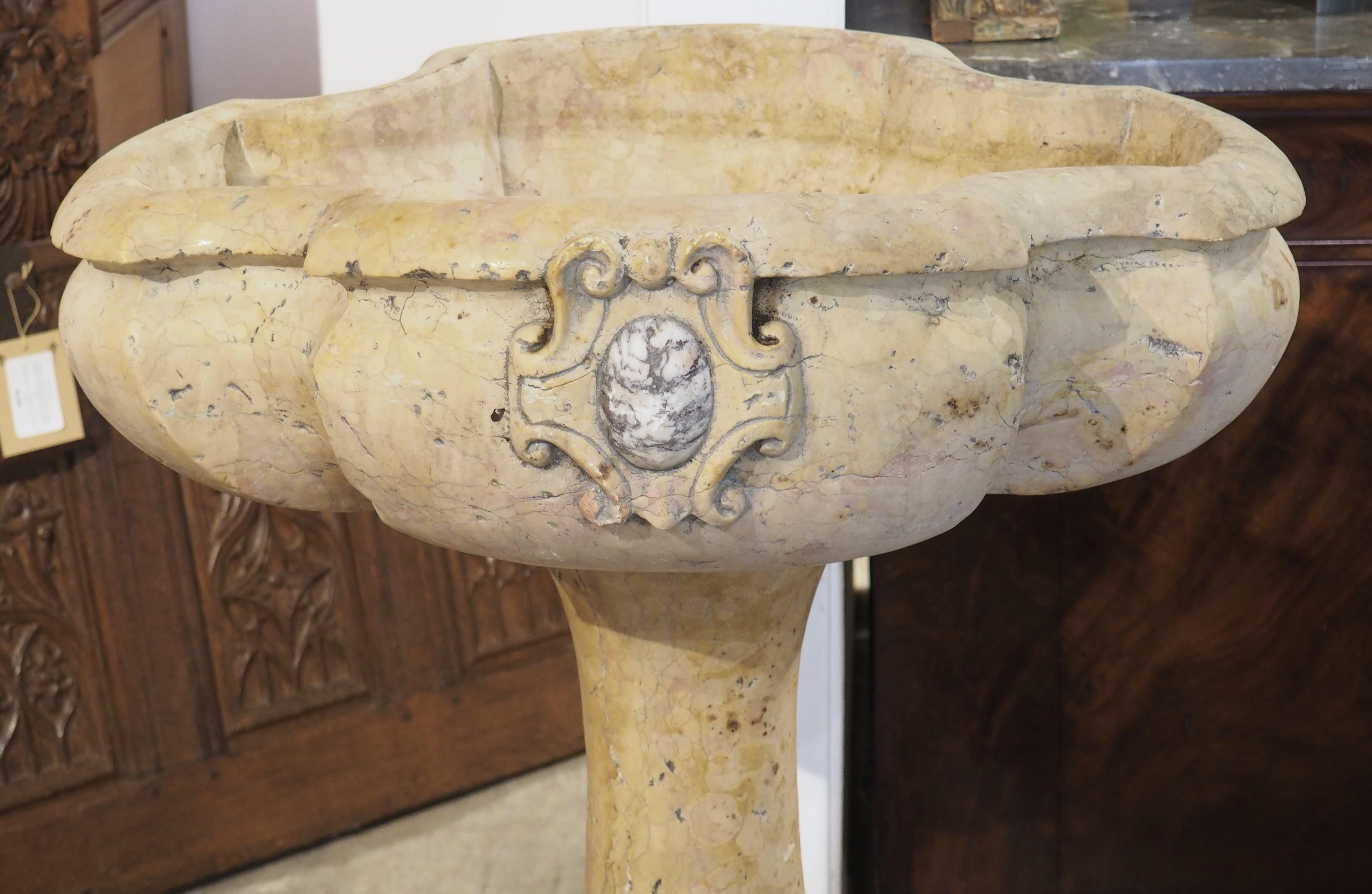 Intagliato a mano Un'acquasantiera in marmo Giallo Reale Rosato intagliata in vendita