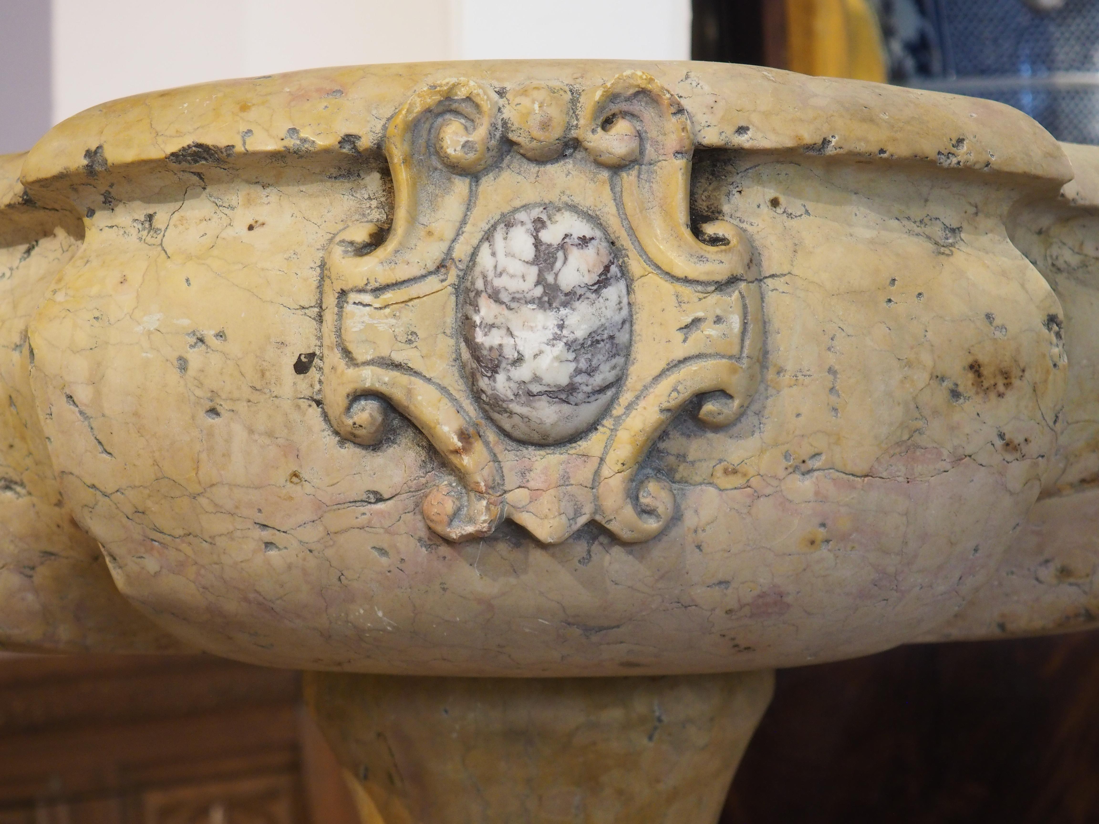 XXI secolo e contemporaneo Un'acquasantiera in marmo Giallo Reale Rosato intagliata in vendita