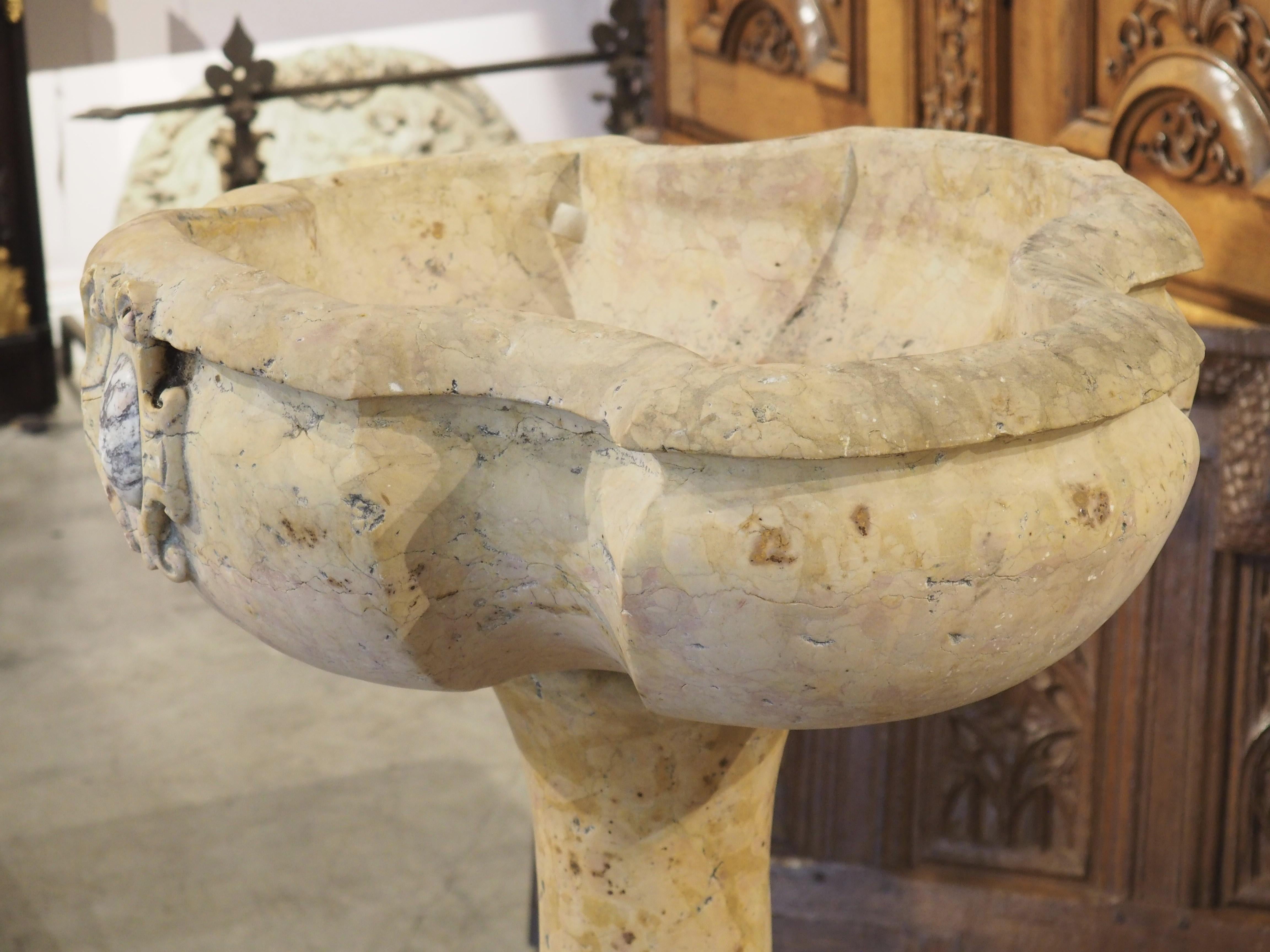 Pietra Un'acquasantiera in marmo Giallo Reale Rosato intagliata in vendita