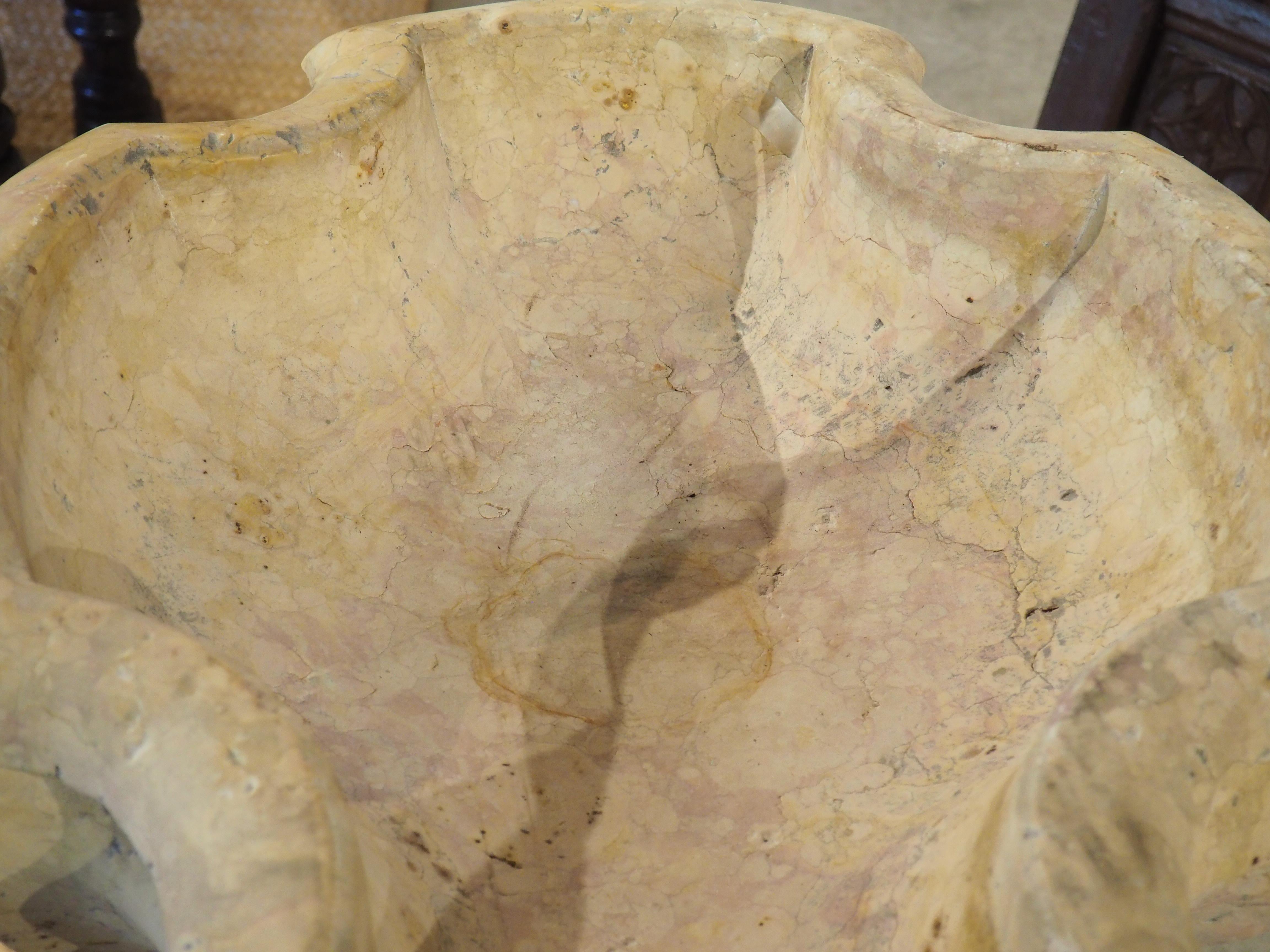 Un'acquasantiera in marmo Giallo Reale Rosato intagliata in vendita 1
