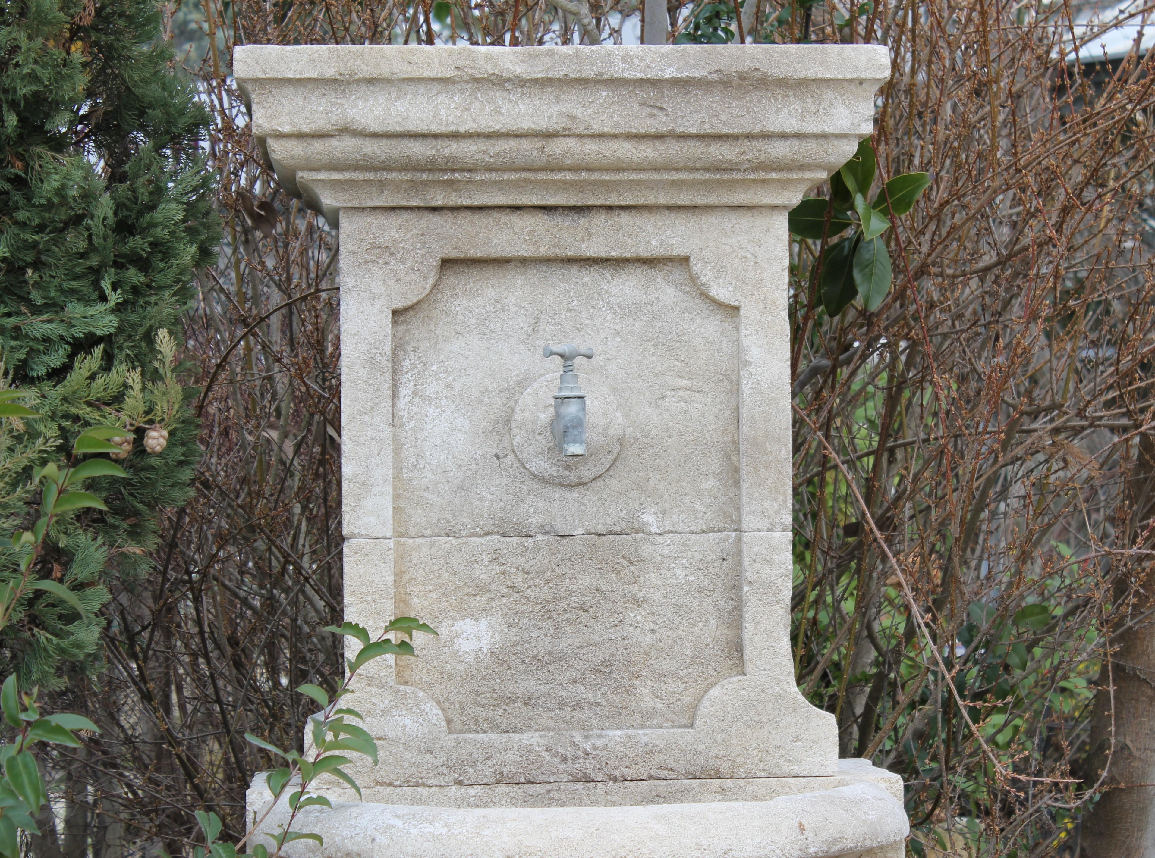 A Carved Large-Block Limestone Wall Fountain from the Luberon, Provence, France In Good Condition In Dallas, TX