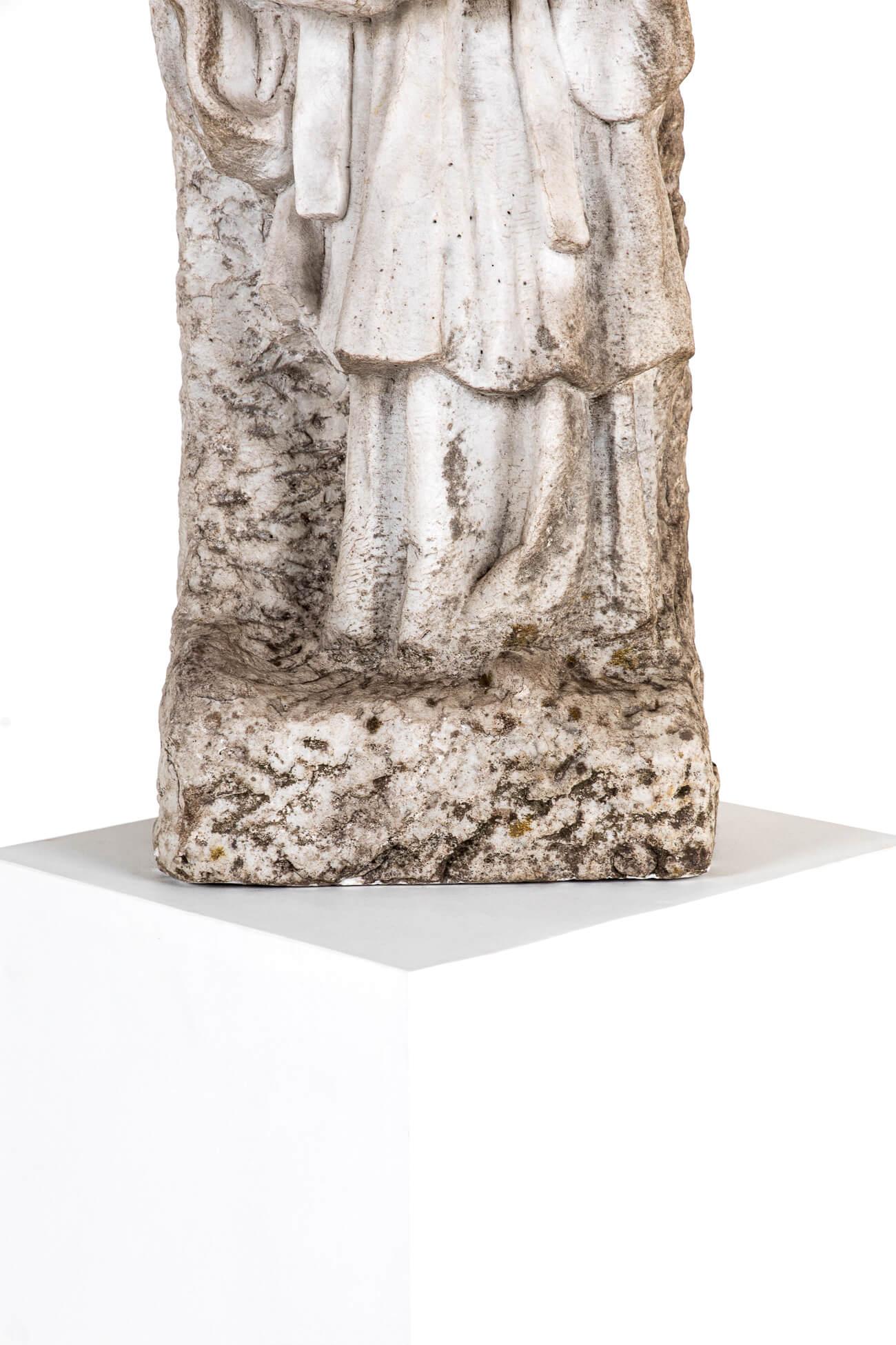 Statua in marmo scolpita di un santo dell'artista K.M. Demuynck in vendita 3