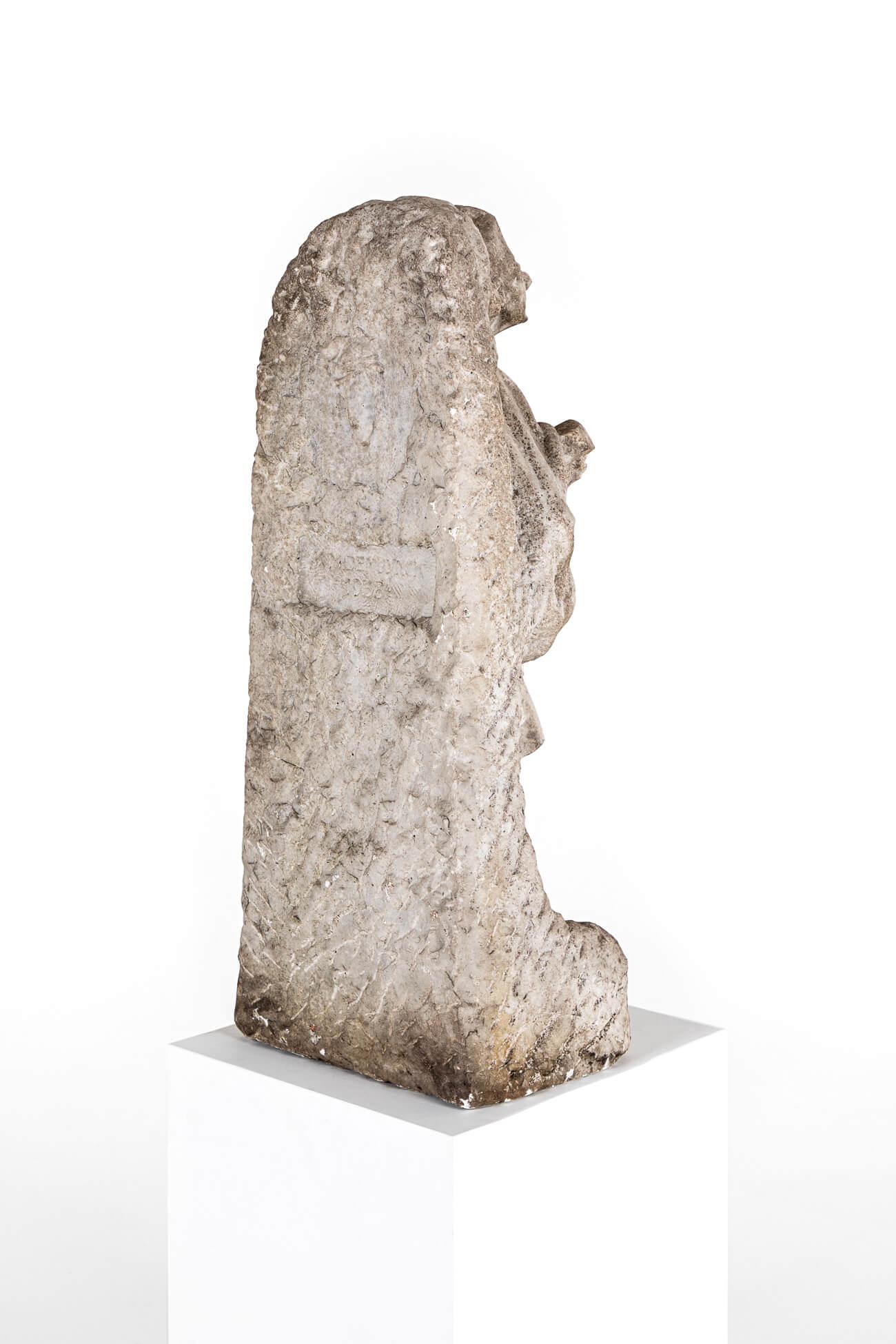 Intagliato a mano Statua in marmo scolpita di un santo dell'artista K.M. Demuynck in vendita