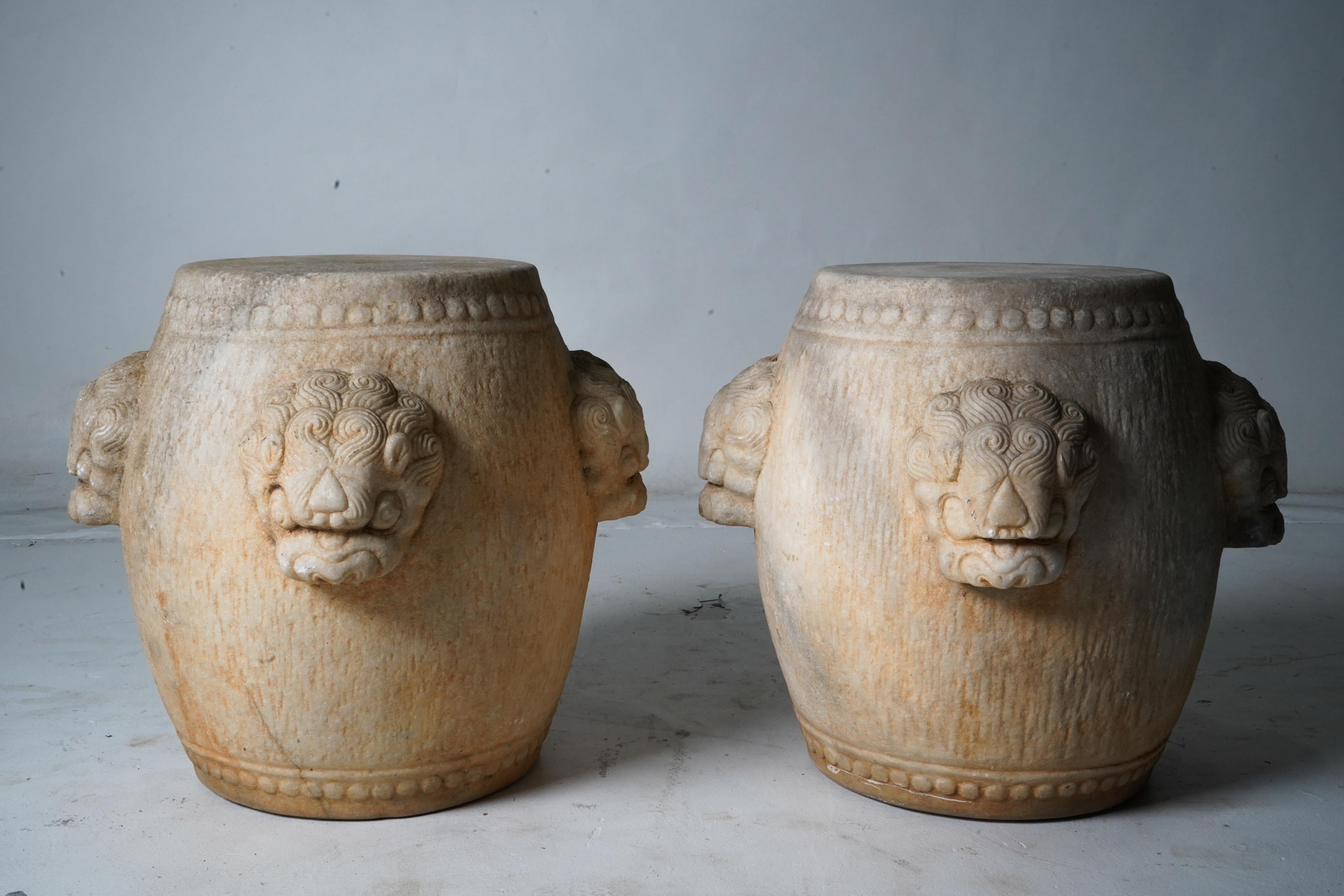 Die Marmorhocker sind mit vorspringenden Löwenköpfen verziert, die gleichzeitig als Griffe dienen. Der Marmor stammt aus der Provinz Hebei in der Nähe von Peking. Preis pro Stück.