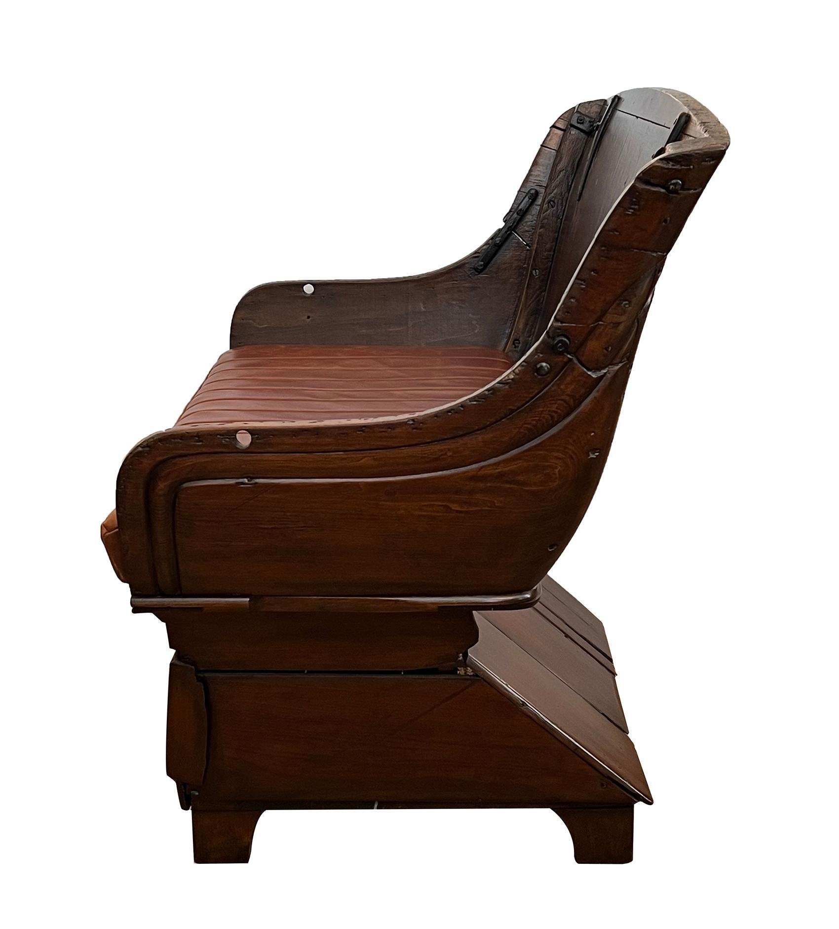 Ein geschnitzter Wagensitz aus gemischtem Holz jetzt als Bank (Spätes 19. Jahrhundert) im Angebot