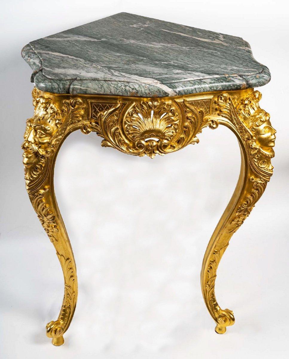 A carved oak corner console with 24 carat gold leaf, green marble top
18th century
Measures: H: 75,5 cm, W: 52 cm, D: 61 cm
Marble width: 3,5 cm.