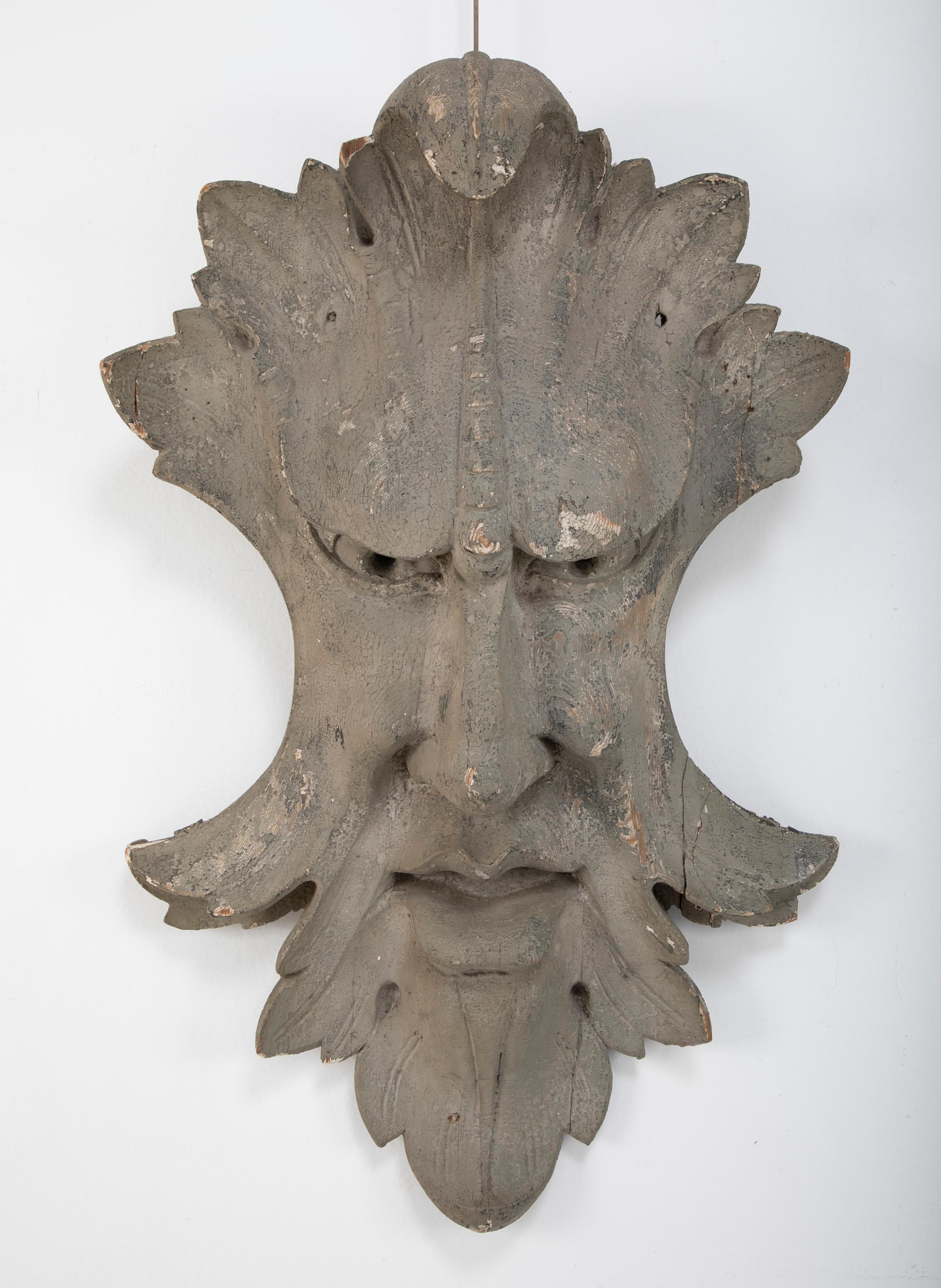 Élément architectural en bois sculpté et peint sous la forme d'un masque 