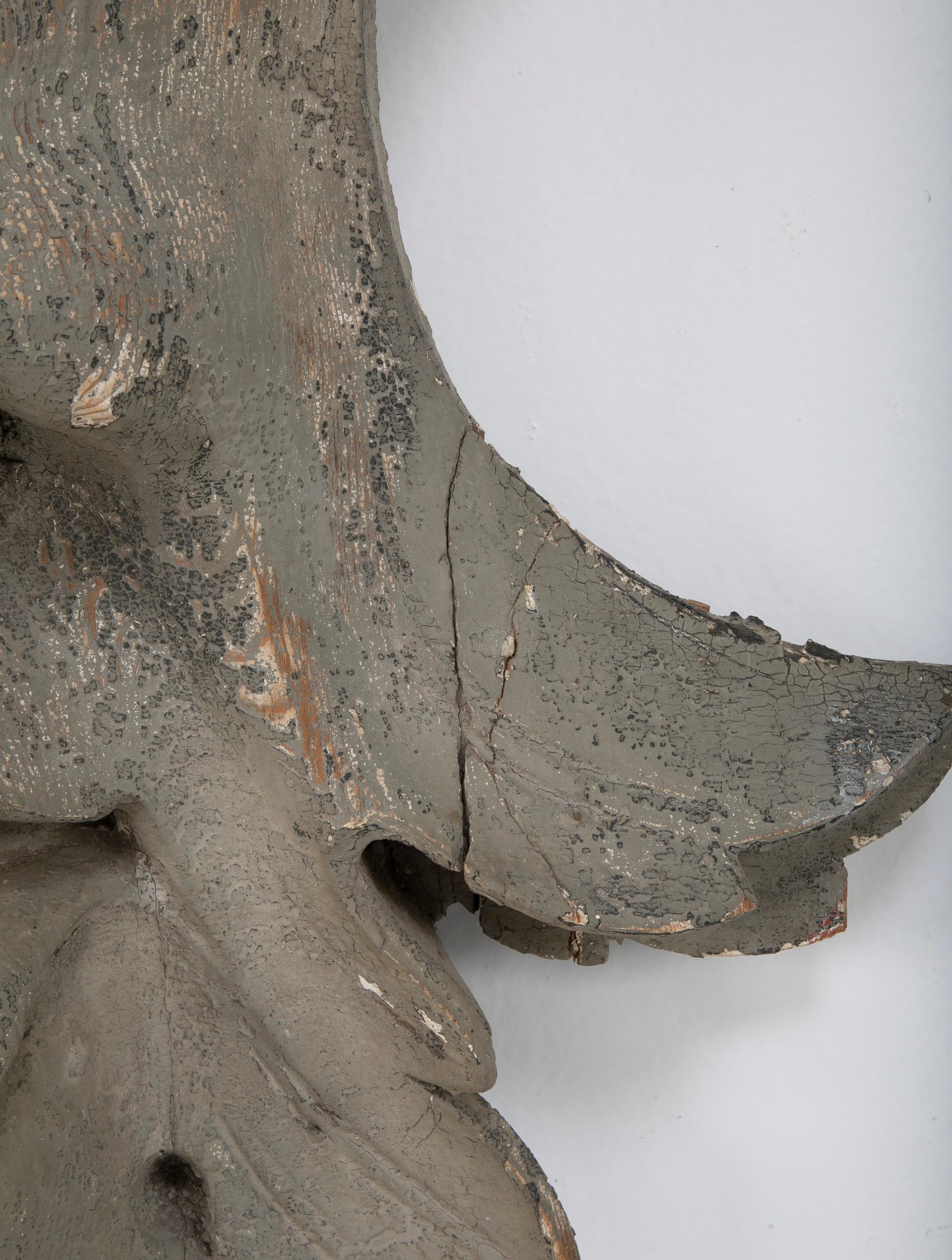 Elemento architettonico in legno intagliato e dipinto a forma di maschera 