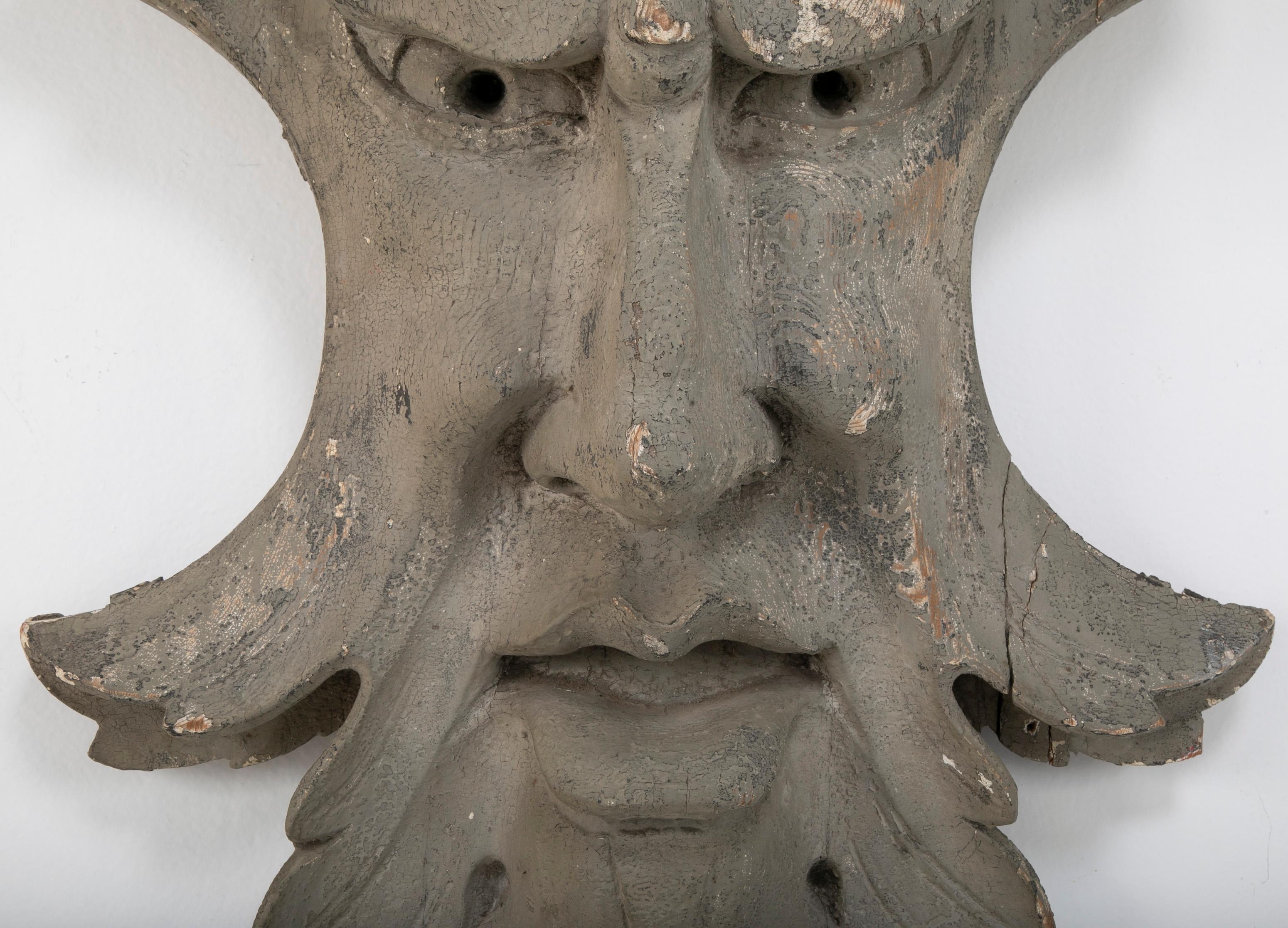 Sculpté Élément architectural en bois sculpté et peint sous la forme d'un masque 