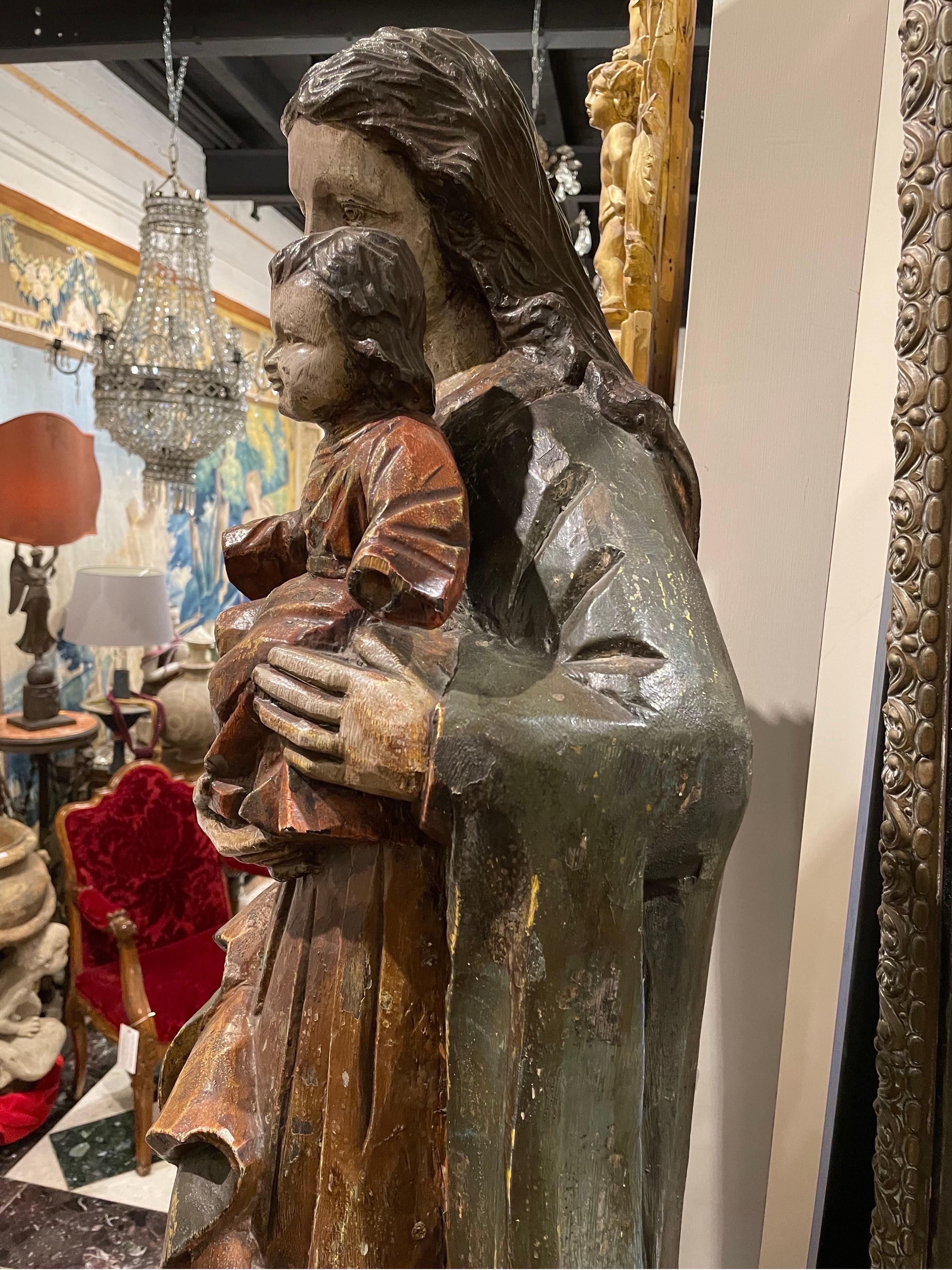 Barocco Figura scolpita e dipinta in policromia della Vergine e di Cristo, XVIII secolo in vendita