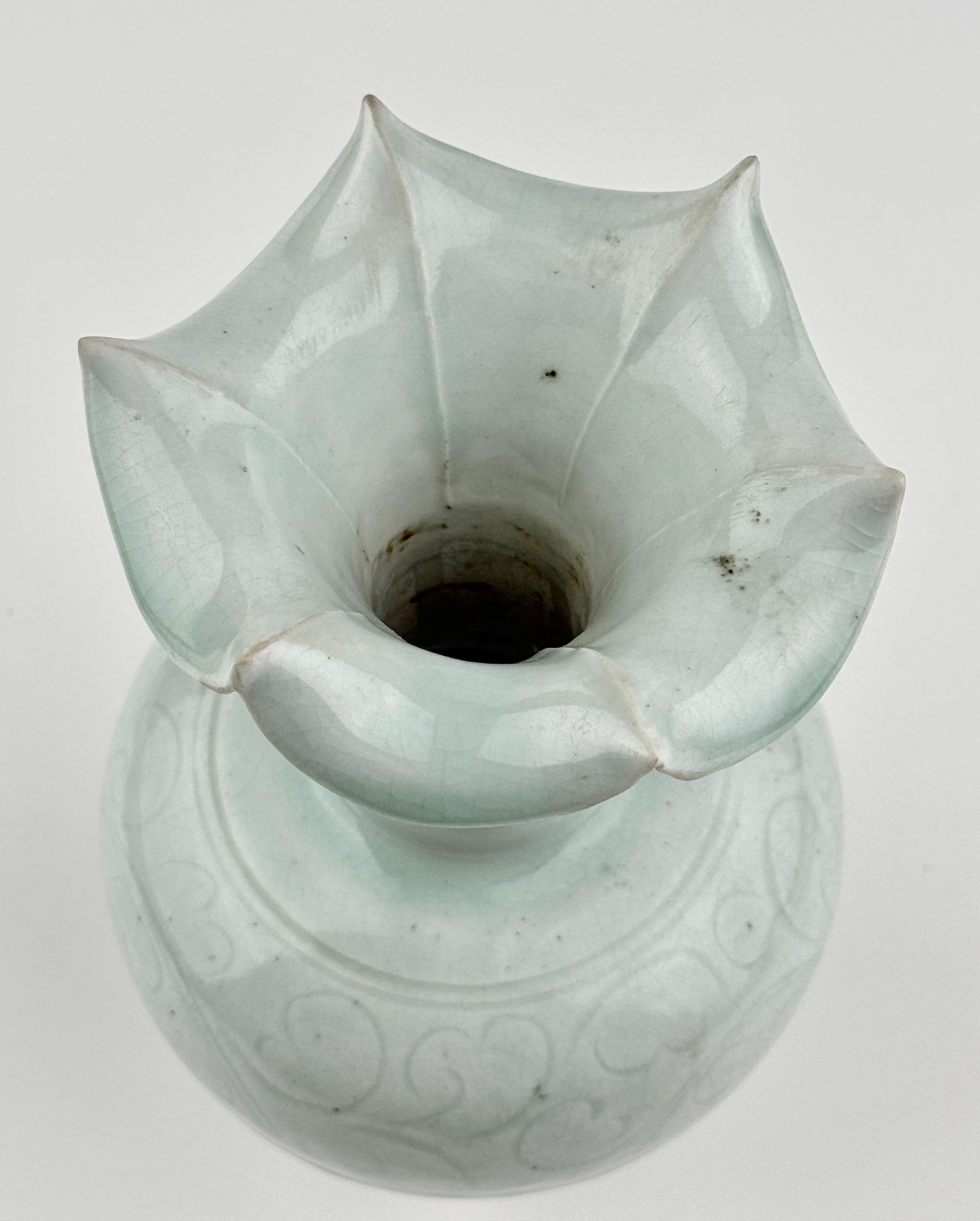 A Carved Qingbai 'Chrysanthemum' Vase, Song-Yuan Dynasty(13-14th century) For Sale 3