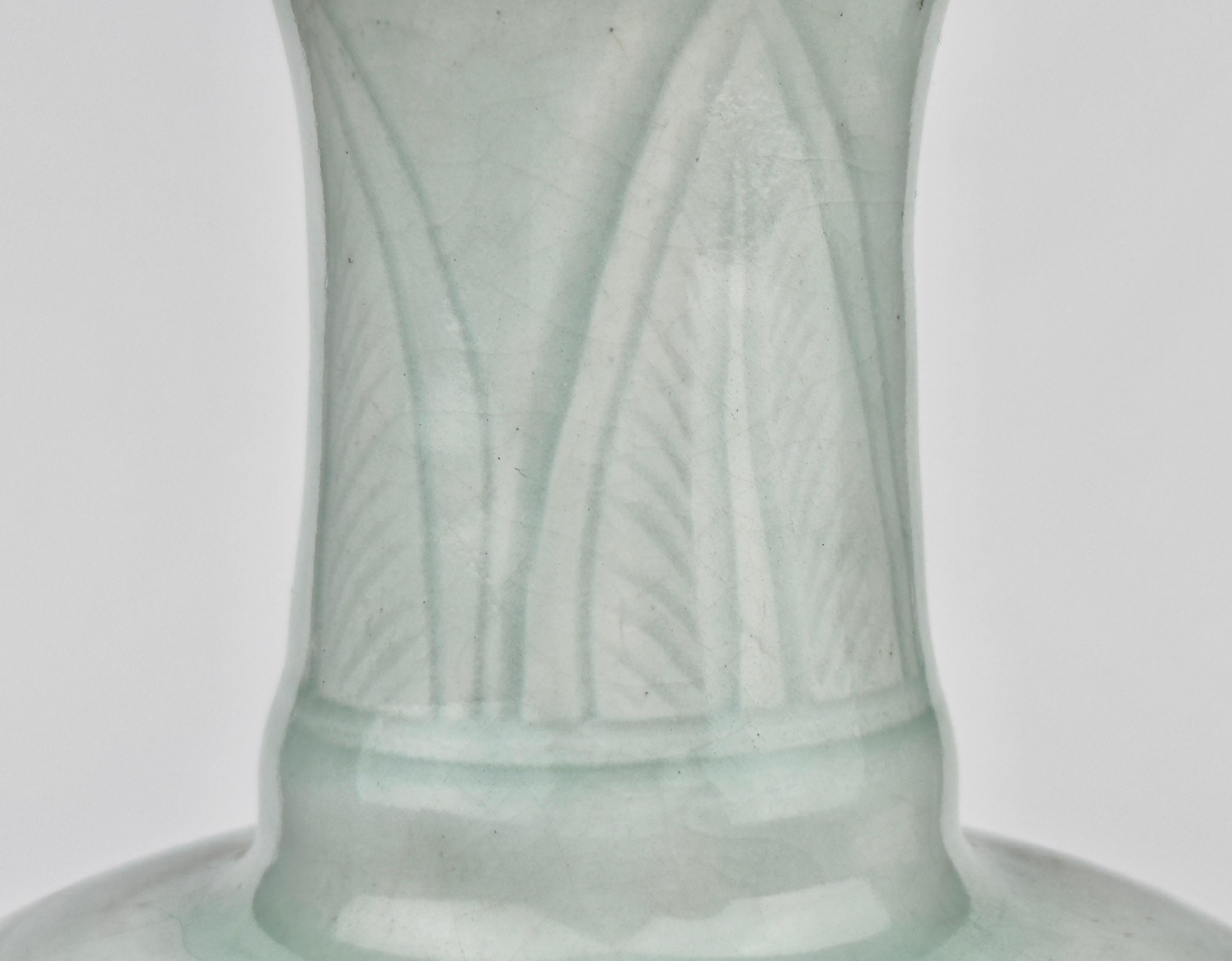 A Carved Qingbai 'Chrysanthemum' Vase, Song-Yuan Dynasty(13-14th century) For Sale 3