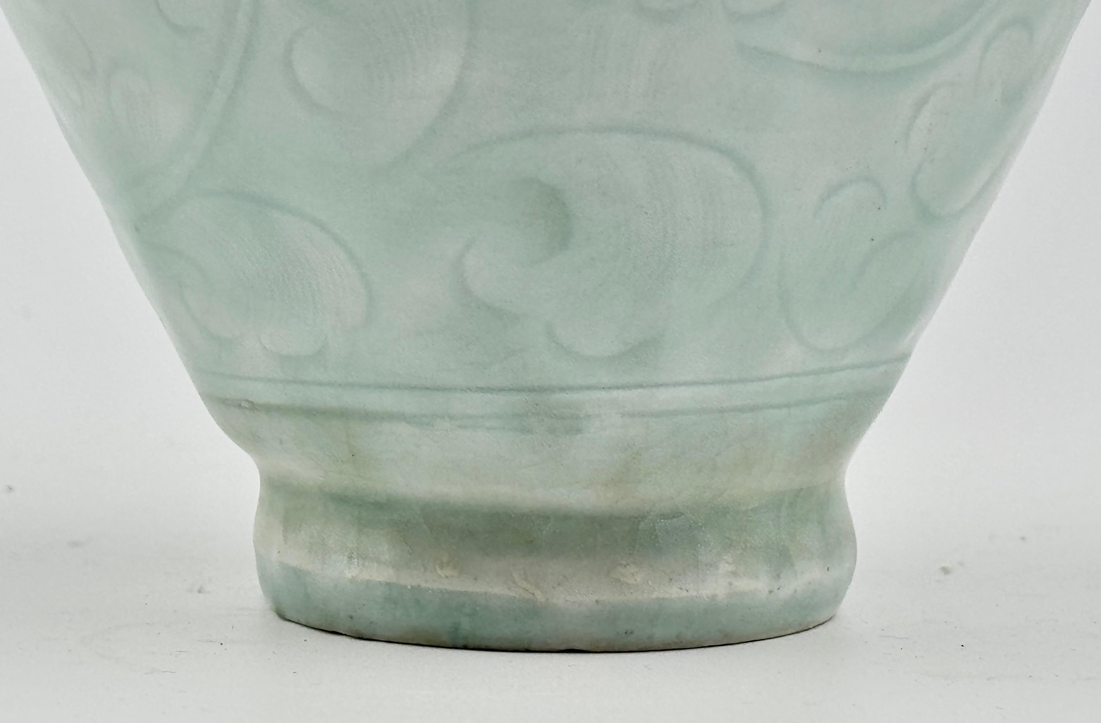 A Carved Qingbai 'Chrysanthemum' Vase, Song-Yuan Dynasty(13-14th century) For Sale 4