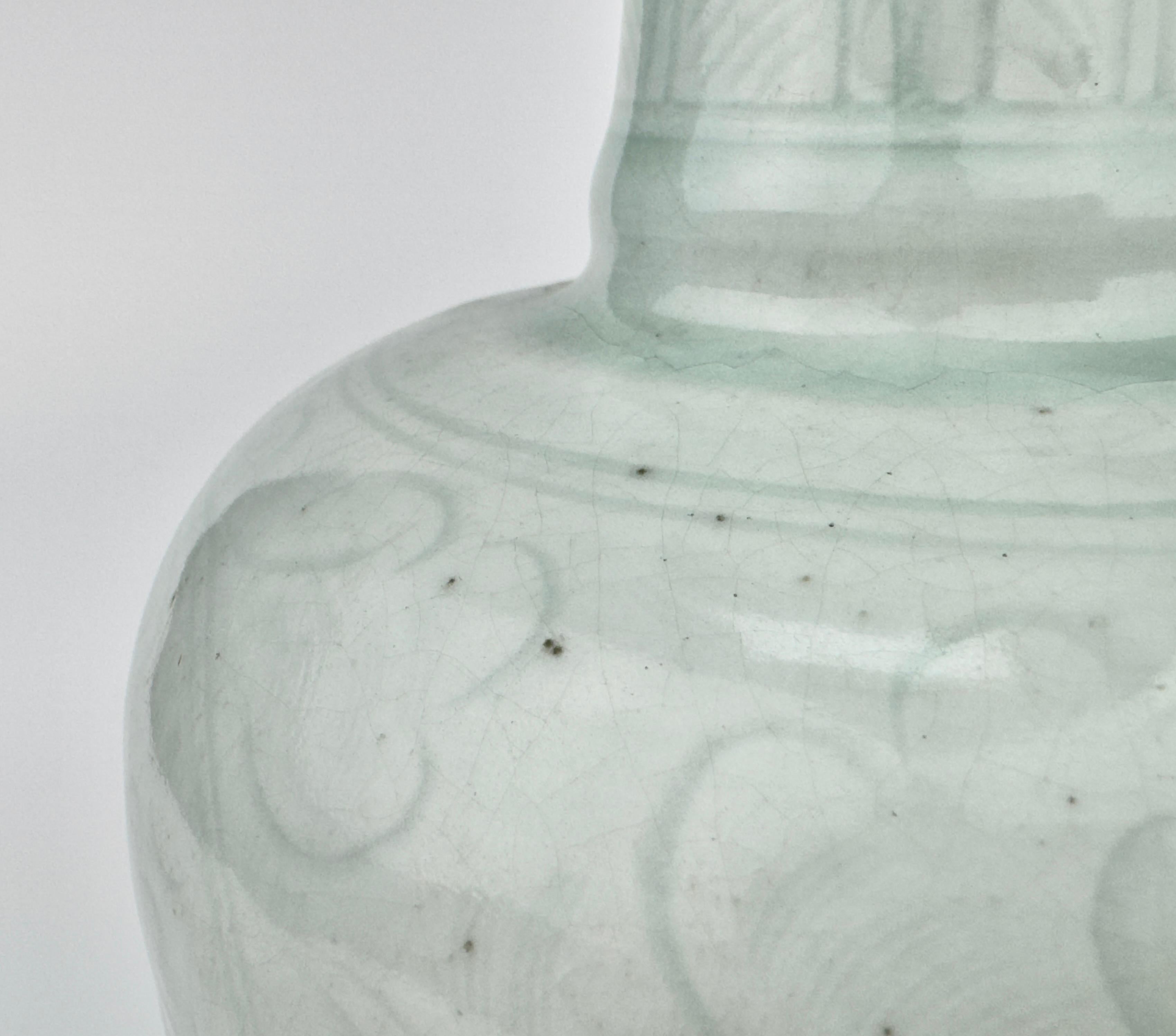A Carved Qingbai 'Chrysanthemum' Vase, Song-Yuan Dynasty(13-14th century) For Sale 4
