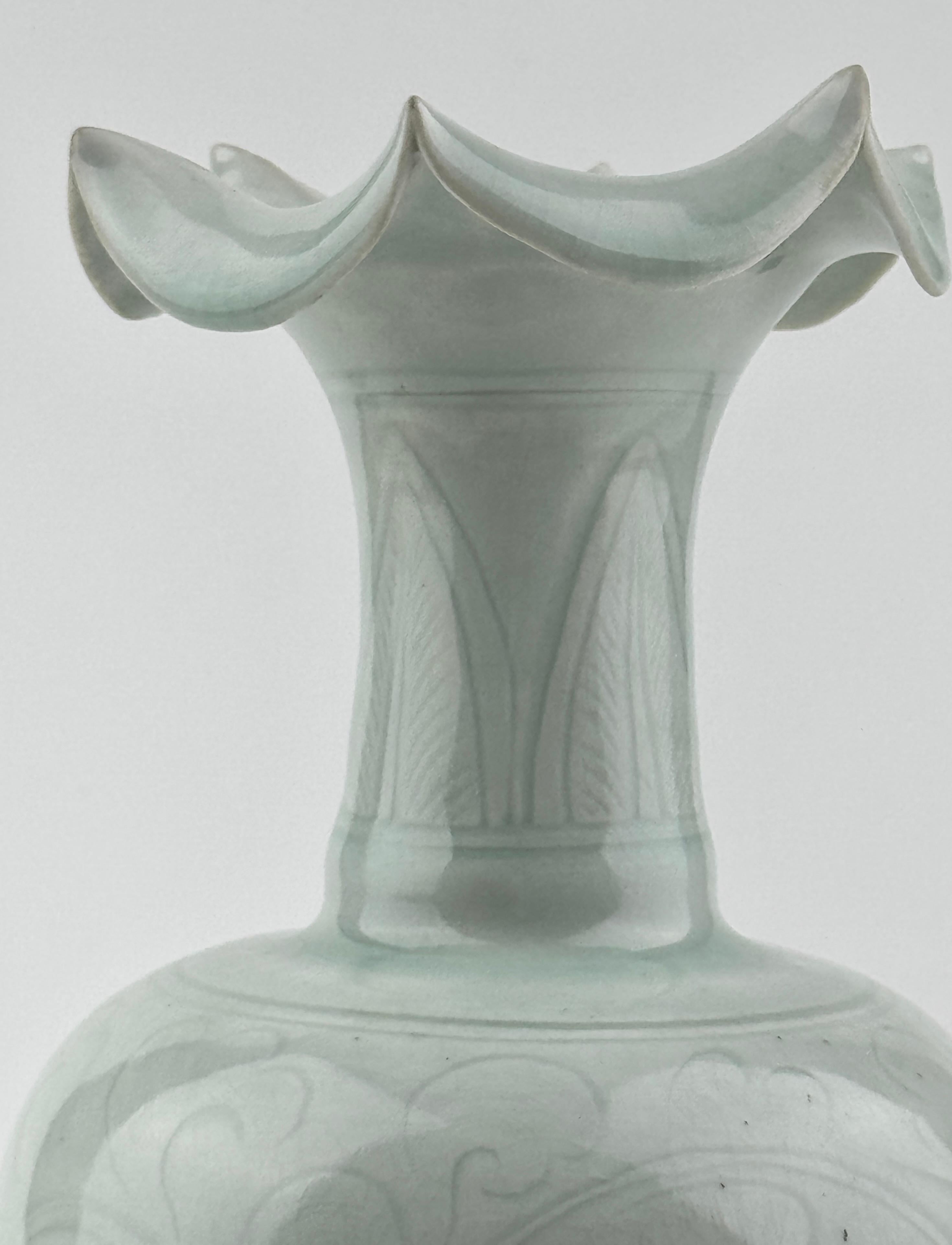 A Carved Qingbai 'Chrysanthemum' Vase, Song-Yuan Dynasty(13-14th century) For Sale 5