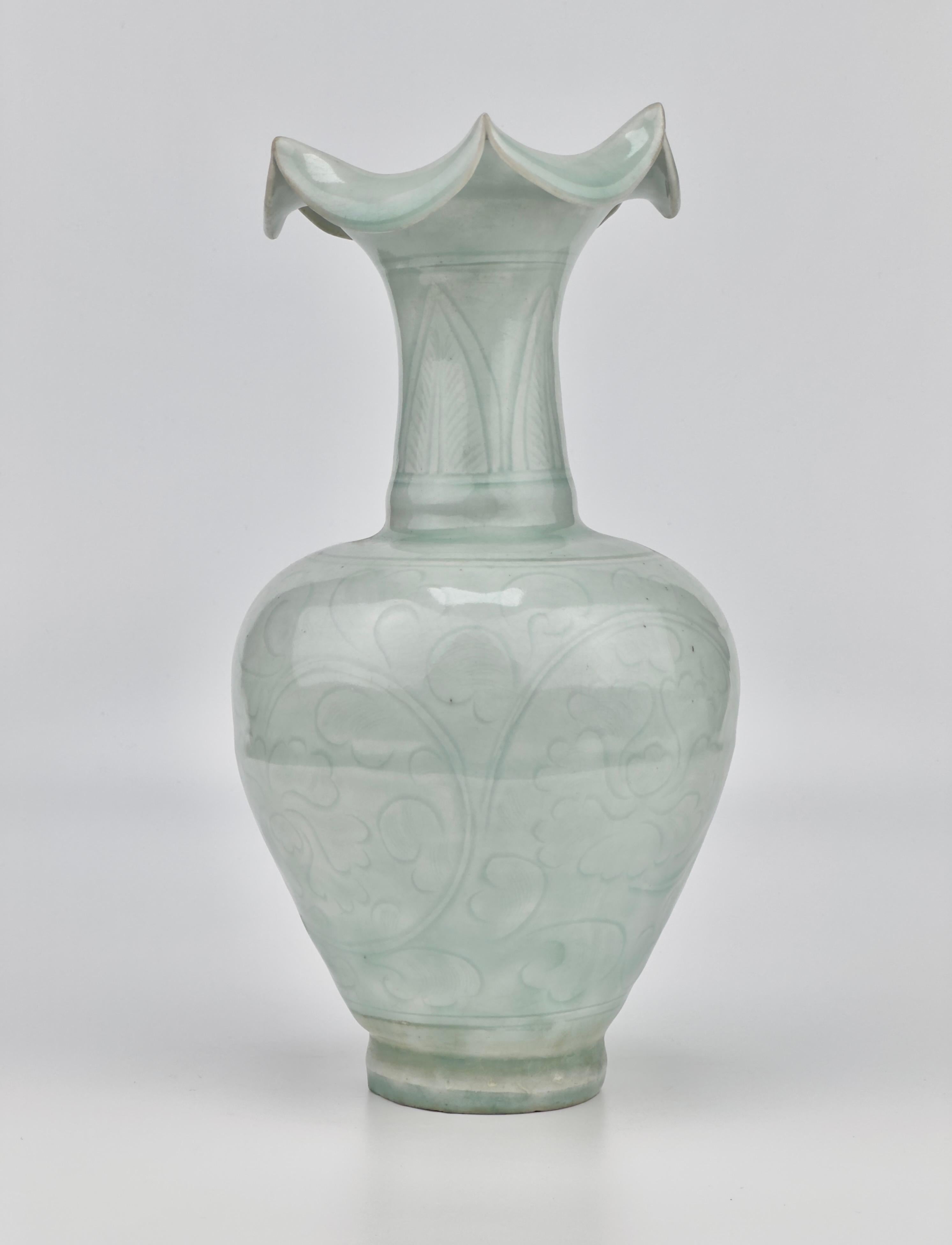 Ming Vase sculpté en forme de chrysanthème de Qingbai, Dynastie Yuan Yuan (13-14e siècle) en vente