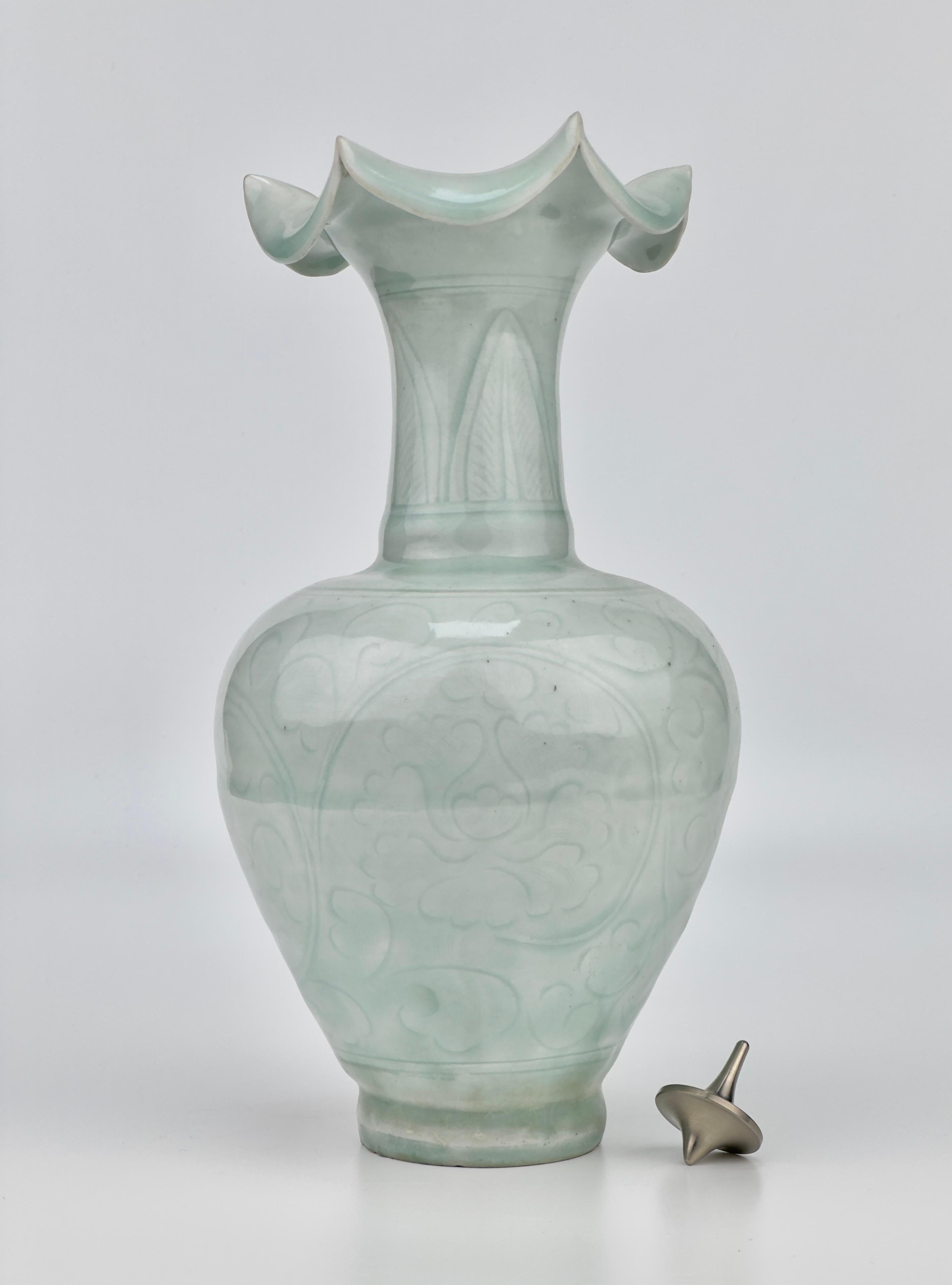 Chinois Vase sculpté en forme de chrysanthème de Qingbai, Dynastie Yuan Yuan (13-14e siècle) en vente