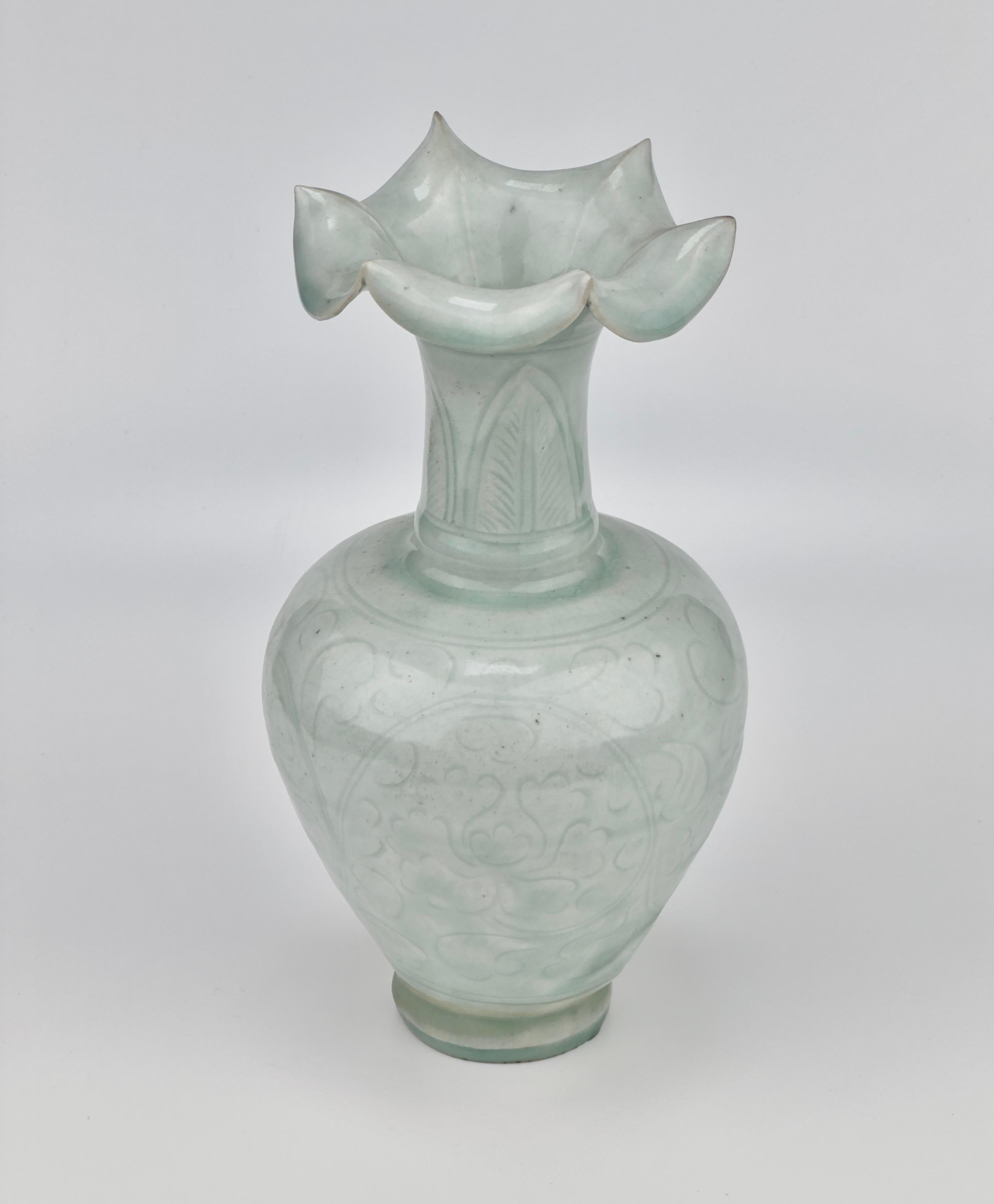 Vernissé Vase sculpté en forme de chrysanthème de Qingbai, Dynastie Yuan Yuan (13-14e siècle) en vente