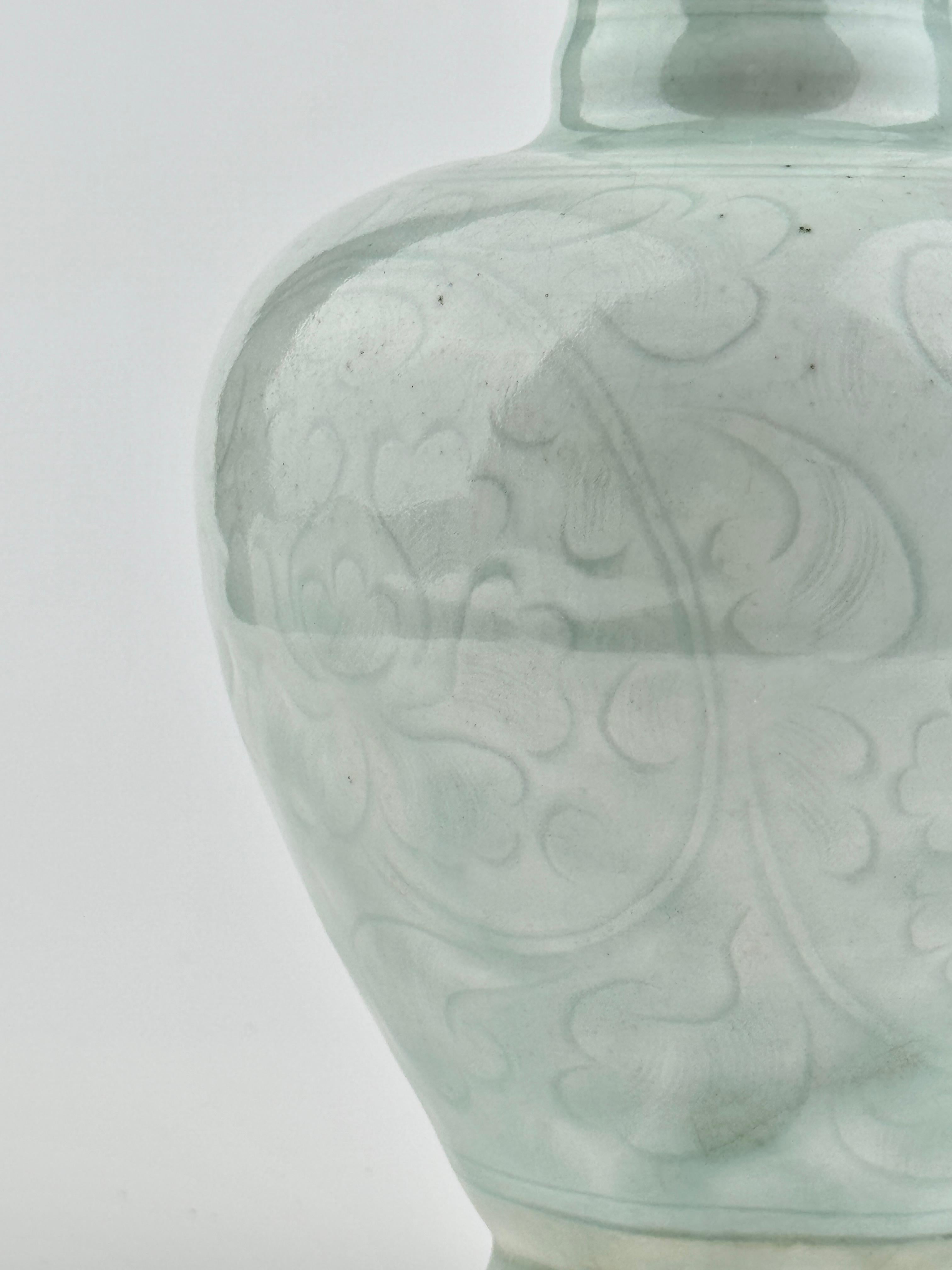 A Carved Qingbai 'Chrysanthemum' Vase, Song-Yuan Dynasty(13-14th century) In Good Condition For Sale In seoul, KR